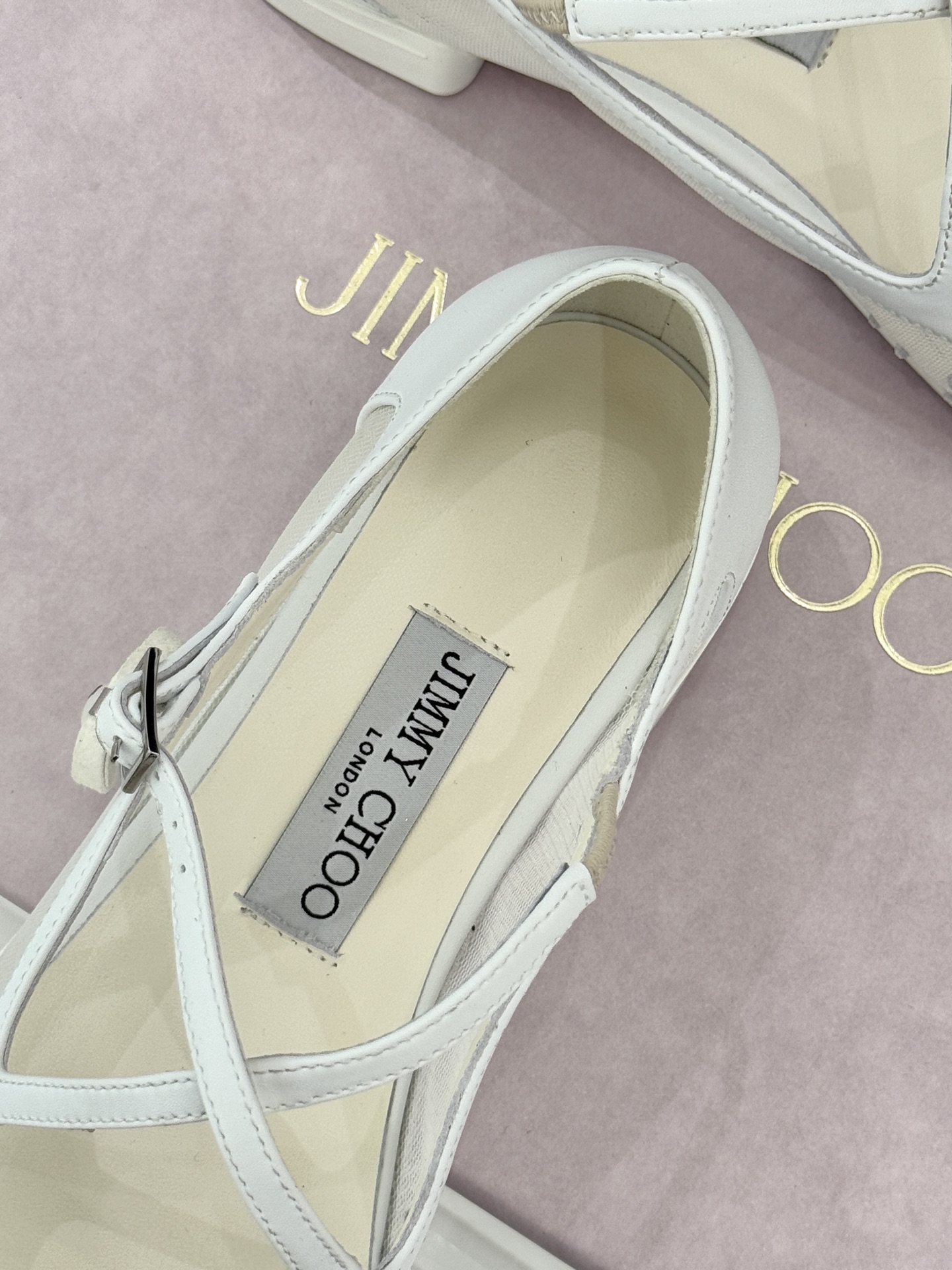 Jimmy Choo/吉米周JC经典交叉带水钻网纱平底玛丽珍鞋回溯千禧热潮 定格精致锋芒以品牌标志性奢华