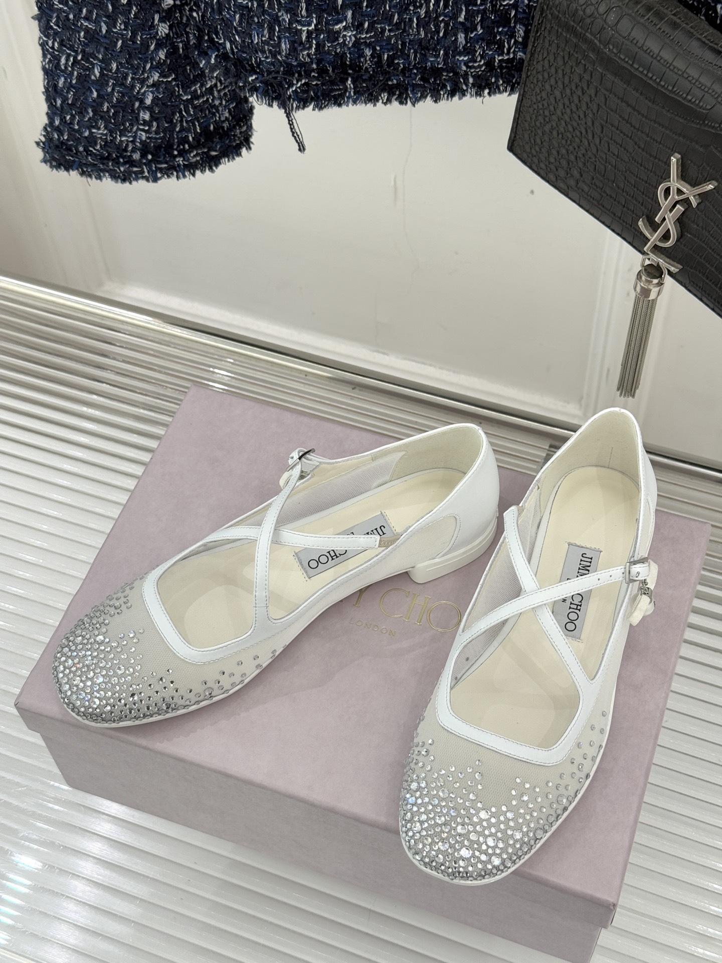Jimmy Choo/吉米周JC经典交叉带水钻网纱平底玛丽珍鞋回溯千禧热潮 定格精致锋芒以品牌标志性奢华