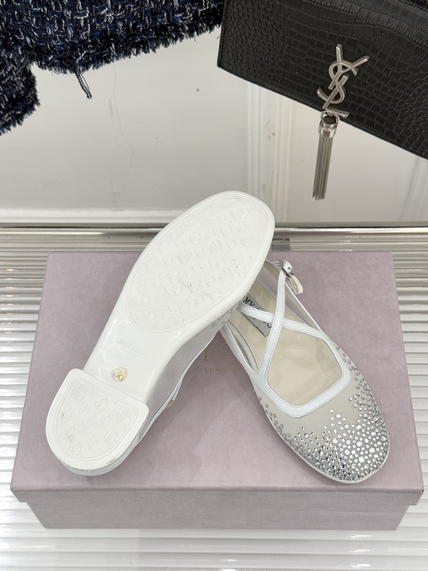 Jimmy Choo/吉米周JC经典交叉带水钻网纱平底玛丽珍鞋回溯千禧热潮 定格精致锋芒以品牌标志性奢华