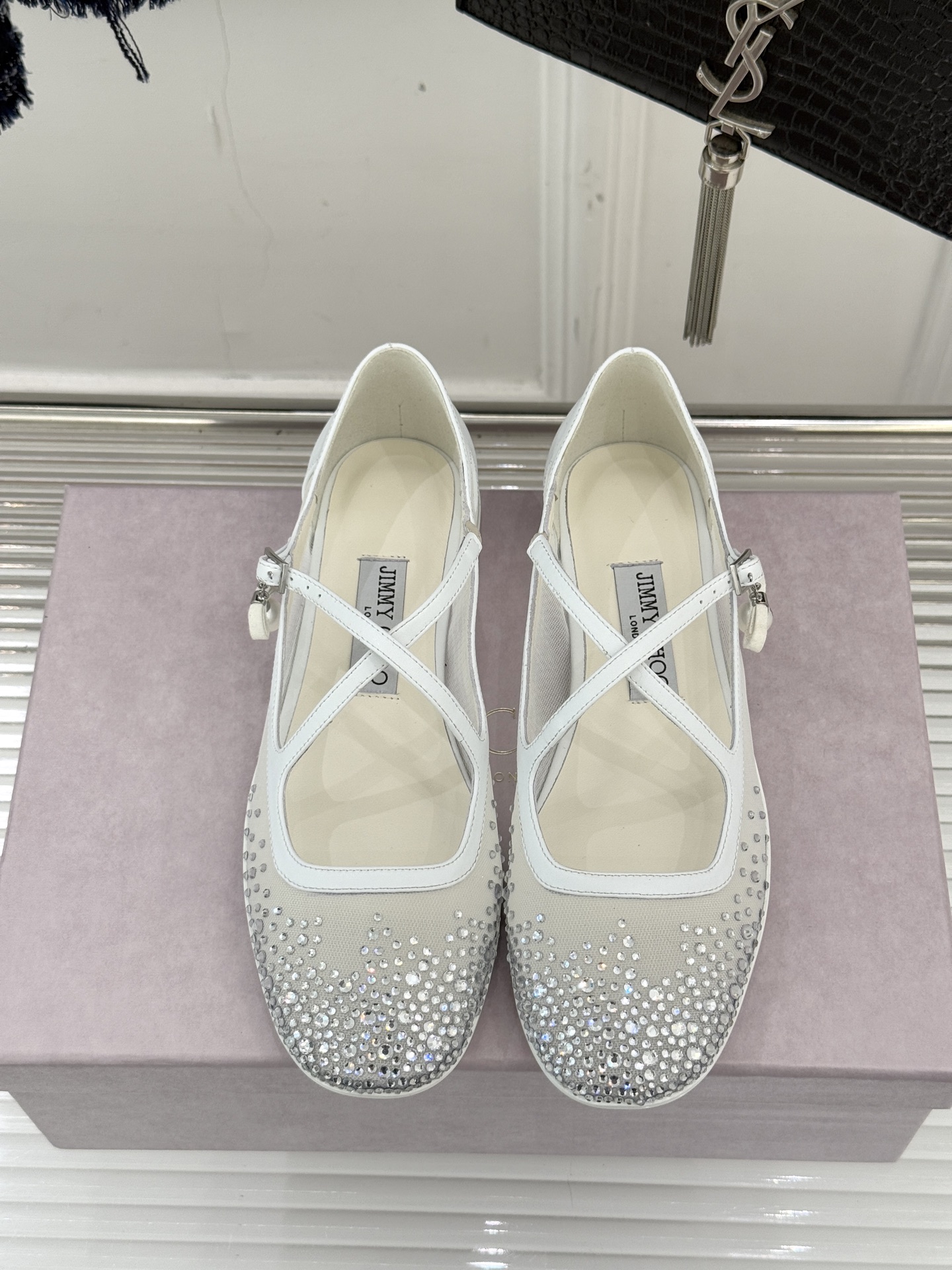 Jimmy Choo/吉米周JC经典交叉带水钻网纱平底玛丽珍鞋回溯千禧热潮 定格精致锋芒以品牌标志性奢华