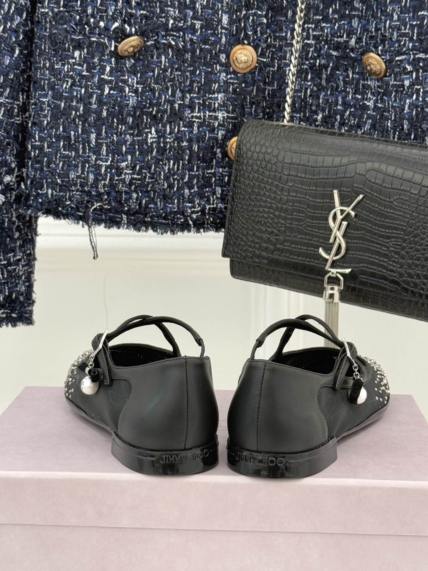 Jimmy Choo/吉米周JC经典交叉带水钻网纱平底玛丽珍鞋回溯千禧热潮 定格精致锋芒以品牌标志性奢华