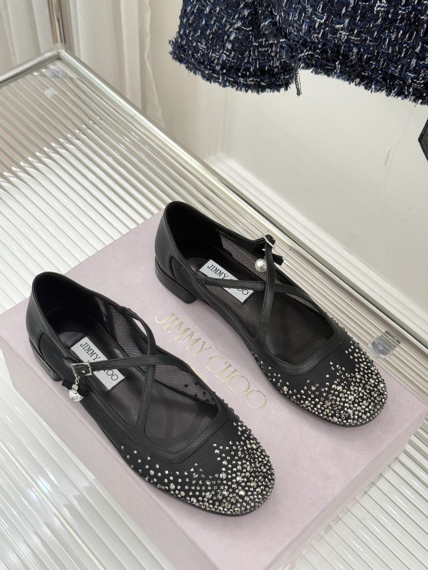 Jimmy Choo/吉米周JC经典交叉带水钻网纱平底玛丽珍鞋回溯千禧热潮 定格精致锋芒以品牌标志性奢华