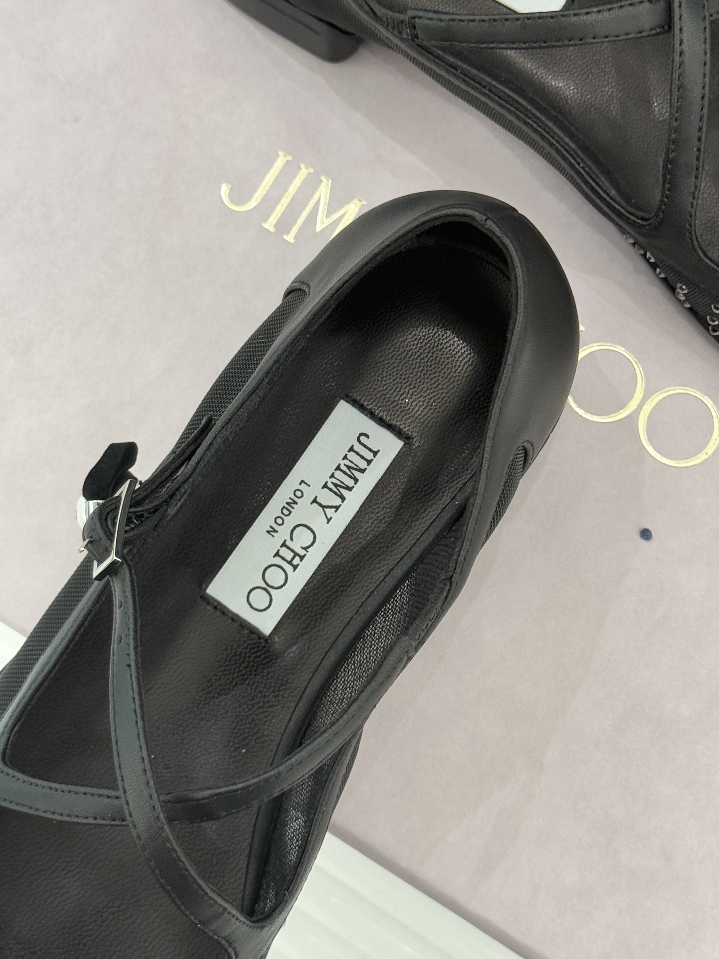 Jimmy Choo/吉米周JC经典交叉带水钻网纱平底玛丽珍鞋回溯千禧热潮 定格精致锋芒以品牌标志性奢华