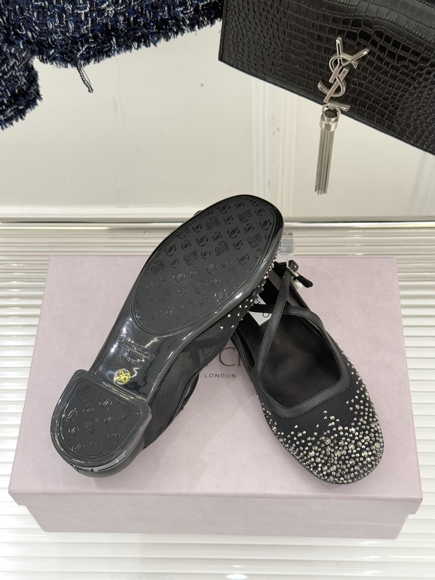 Jimmy Choo/吉米周JC经典交叉带水钻网纱平底玛丽珍鞋回溯千禧热潮 定格精致锋芒以品牌标志性奢华