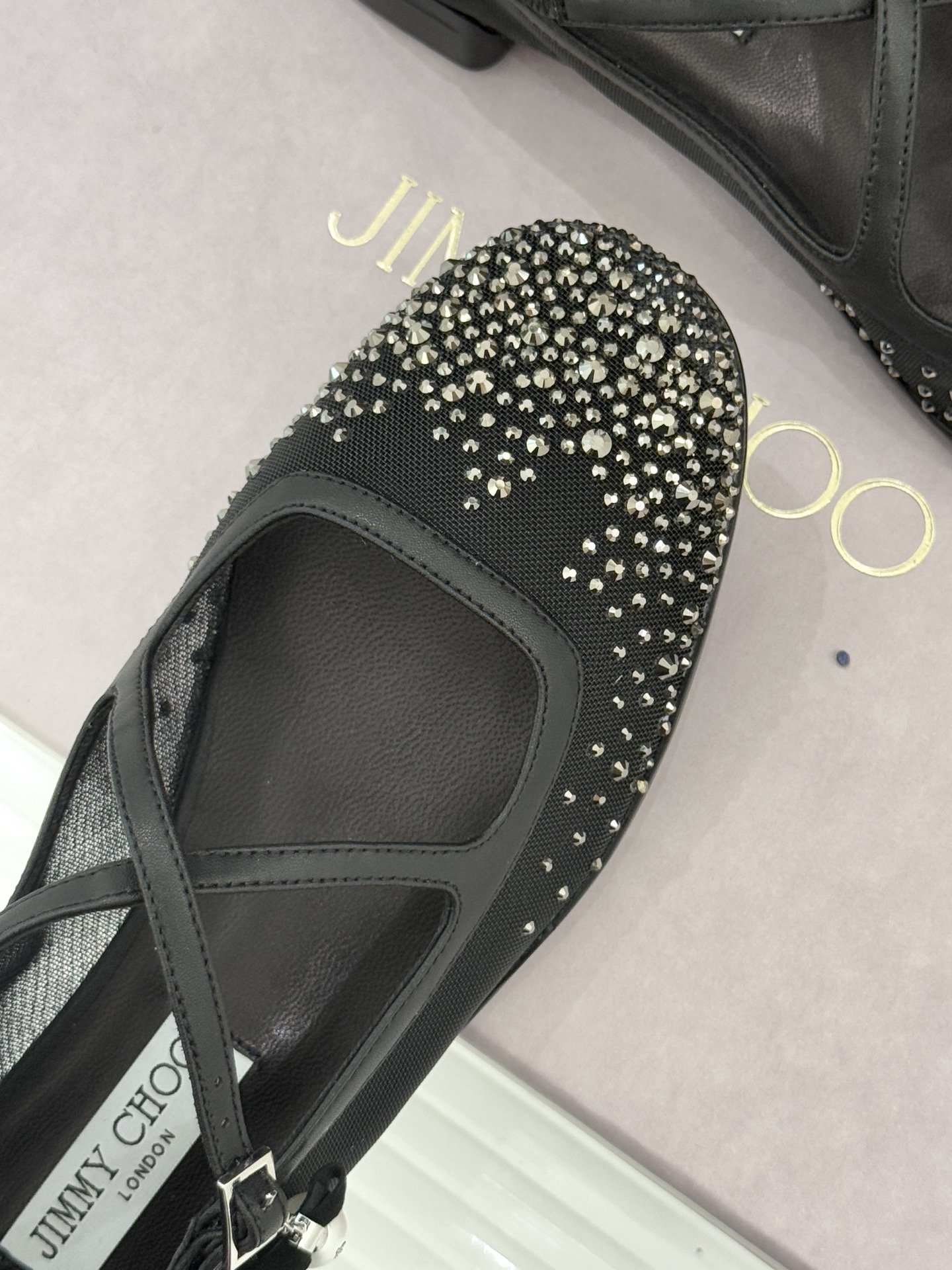 Jimmy Choo/吉米周JC经典交叉带水钻网纱平底玛丽珍鞋回溯千禧热潮 定格精致锋芒以品牌标志性奢华