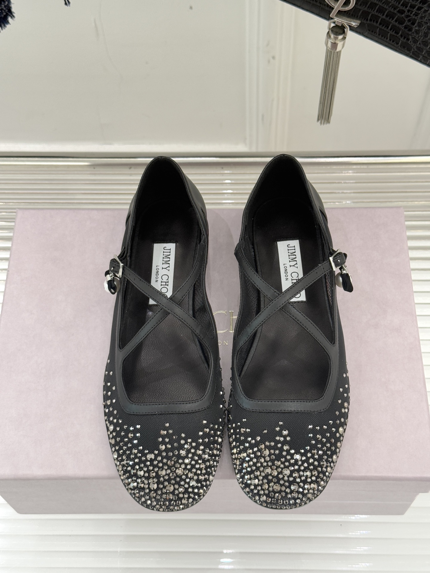 Jimmy Choo/吉米周JC经典交叉带水钻网纱平底玛丽珍鞋回溯千禧热潮 定格精致锋芒以品牌标志性奢华