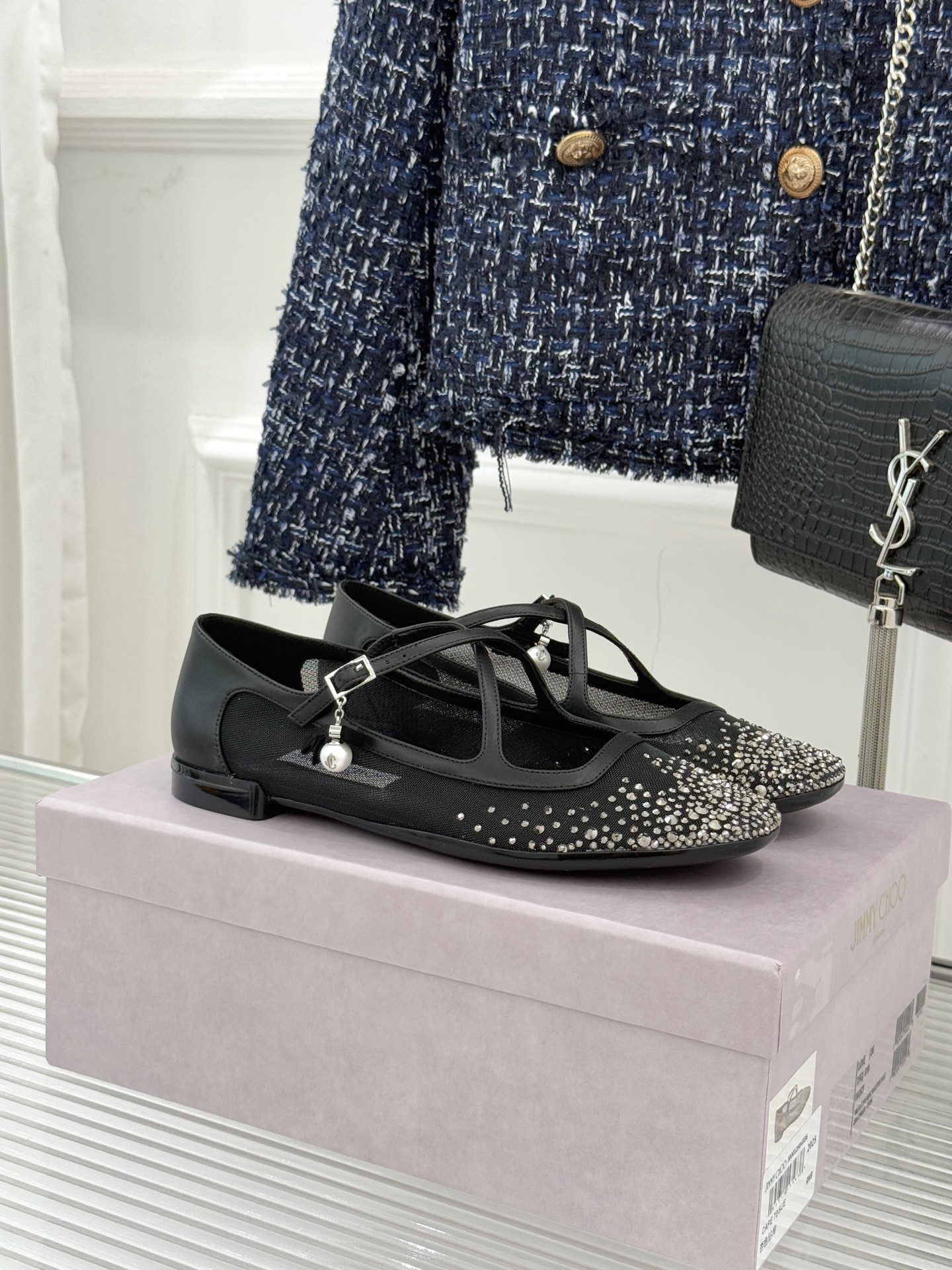 NO:594672,Jimmy Choo/JC classic cross-strap rhinestone mesh flat Mary Jane shoes, recalling the millennium craze, fixed and exquisite edge, colliding with the new generation aesthetics with the brand's iconic luxury style, embodying the 'ultimate charm' theme of the Milan show as the scenery under one's feet. The light mesh outlines the transparent outline, suitable for the breathable texture of spring and summer. The hand-inlaid rhinestones flow with tiny sparkles as you step, replicating the dazzling aura of the fashion icons of the 00s.  The cross-strap design reconstructs the classic Mary Jane gene, which not only continues the retro charm, but also injects a sense of modern neatness, which coincides with the brand's 'fun and sophistication' fusion aesthetic. Whether it is worn with a skirt for an appointment or for daily commuting, it can interpret the calmness and interest of JC women with confident steps, making every step a wonderful dialogue between retro and modern. The fabric is made of original custom mesh, and the lining of the tiptoe is all lambskin. The original molded custom anti-slip outsole  size35-39 (customized 34/40/41), ballet shoes, jimmy choo, jimmy choo, mary jane, skirts, sheepskin19860909Jimmy Choo/吉米周JC经典交叉带 水钻网纱平底玛丽珍鞋 回溯千禧热潮 定格精致锋芒 以品牌标志性奢华格调碰撞新世代审美 将米兰秀场的'极致魅力'主题具象为足下风景 . 轻盈网纱勾勒通透轮廓 适配春夏的透气质感中 手工镶嵌的水钻随步履流转细碎光芒 复刻00年代时尚偶像的耀眼气场. 交叉绑带设计重构经典玛丽珍基因 既延续复古韵味,又注入现代利落感 与品牌的'玩趣与精致'融合美学不谋而合. 无论是搭配裙装赴约,还是通勤日常 都能以自信步履诠释JC女性的从容意趣 让每一步都成为复古与摩登的精彩对话 面料采用原版定制网纱 内里踮脚均为小羊皮 原版开模定制防滑大底 size35-39（34/40/41定制）,芭蕾舞鞋,jimmy choo,jimmy choo,mary jane,skirts,sheepskin,Women's Shoes