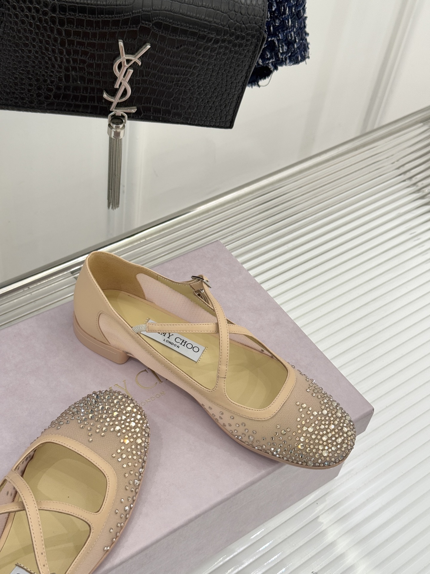 Jimmy Choo/吉米周JC经典交叉带水钻网纱平底玛丽珍鞋回溯千禧热潮 定格精致锋芒以品牌标志性奢华
