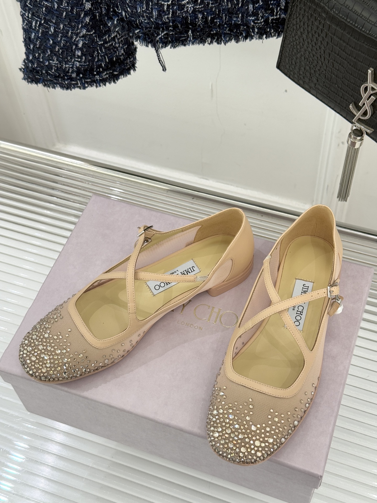 Jimmy Choo/吉米周JC经典交叉带水钻网纱平底玛丽珍鞋回溯千禧热潮 定格精致锋芒以品牌标志性奢华