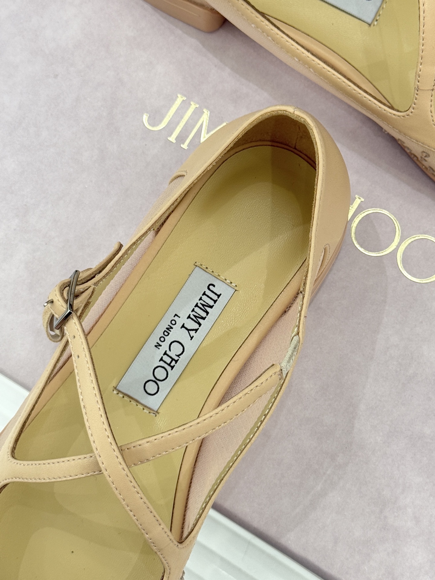 Jimmy Choo/吉米周JC经典交叉带水钻网纱平底玛丽珍鞋回溯千禧热潮 定格精致锋芒以品牌标志性奢华