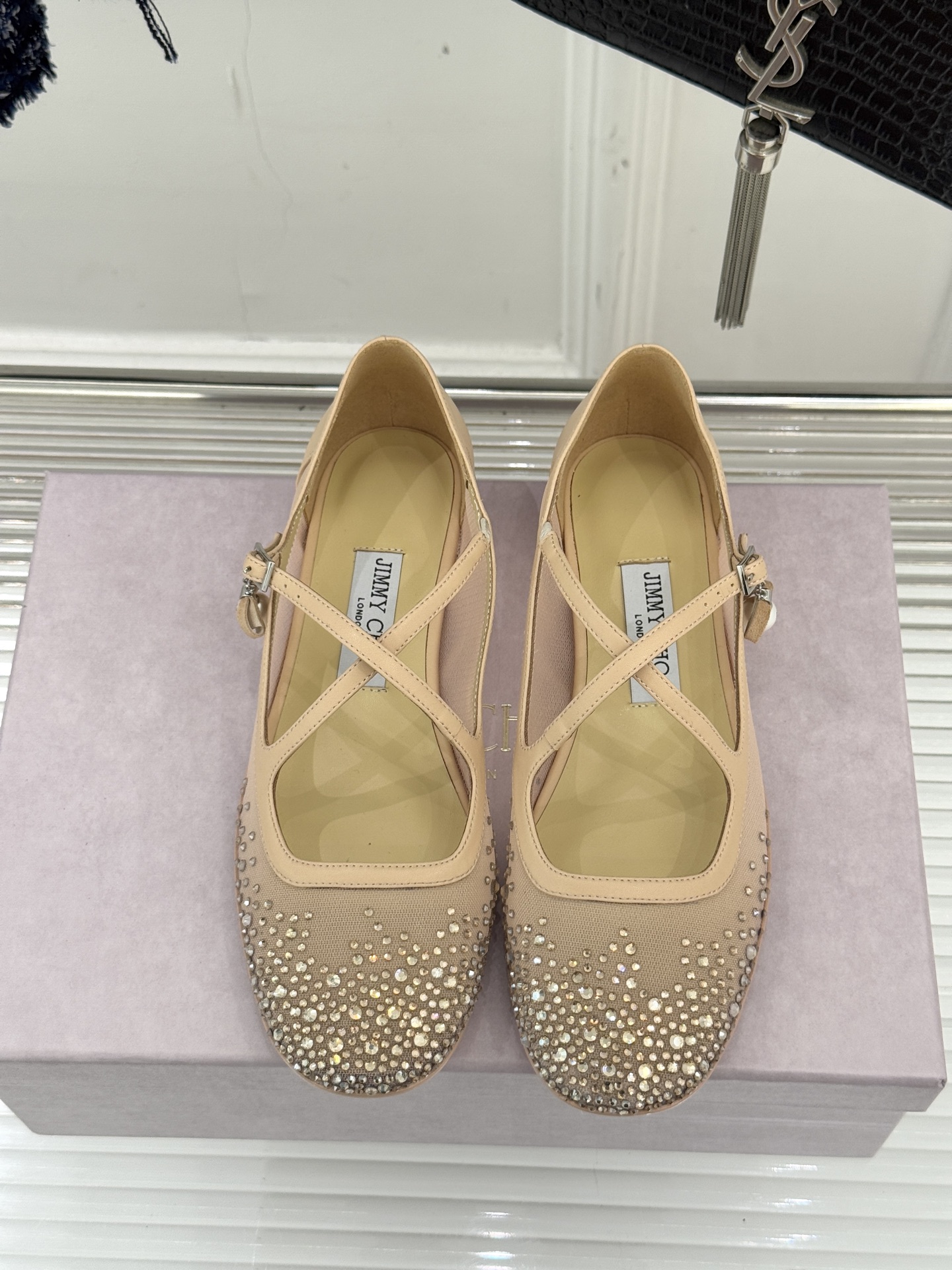 Jimmy Choo/吉米周JC经典交叉带水钻网纱平底玛丽珍鞋回溯千禧热潮 定格精致锋芒以品牌标志性奢华
