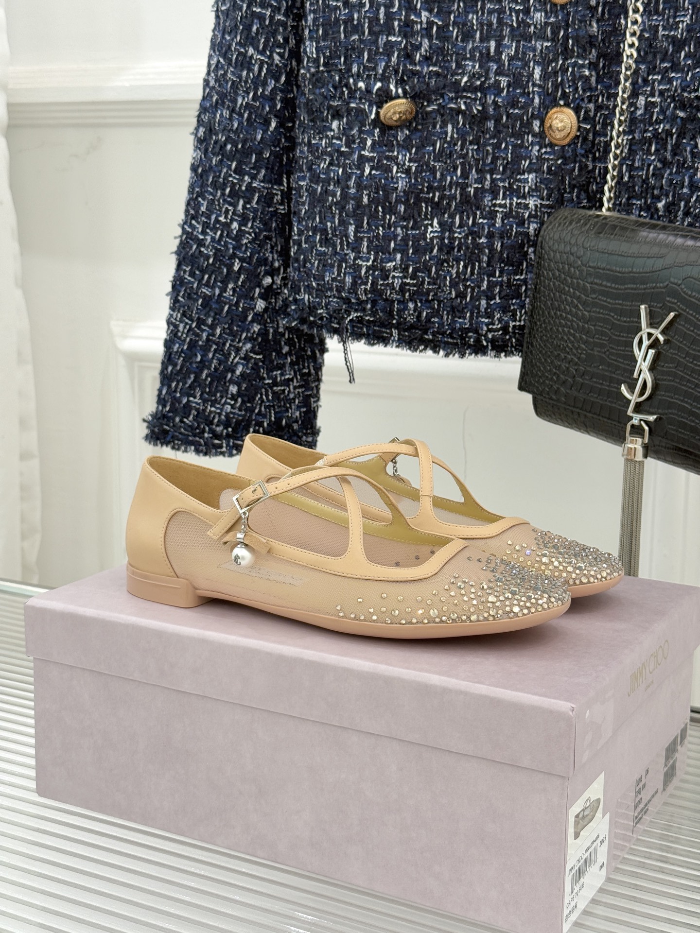 Jimmy Choo/吉米周JC经典交叉带水钻网纱平底玛丽珍鞋回溯千禧热潮 定格精致锋芒以品牌标志性奢华