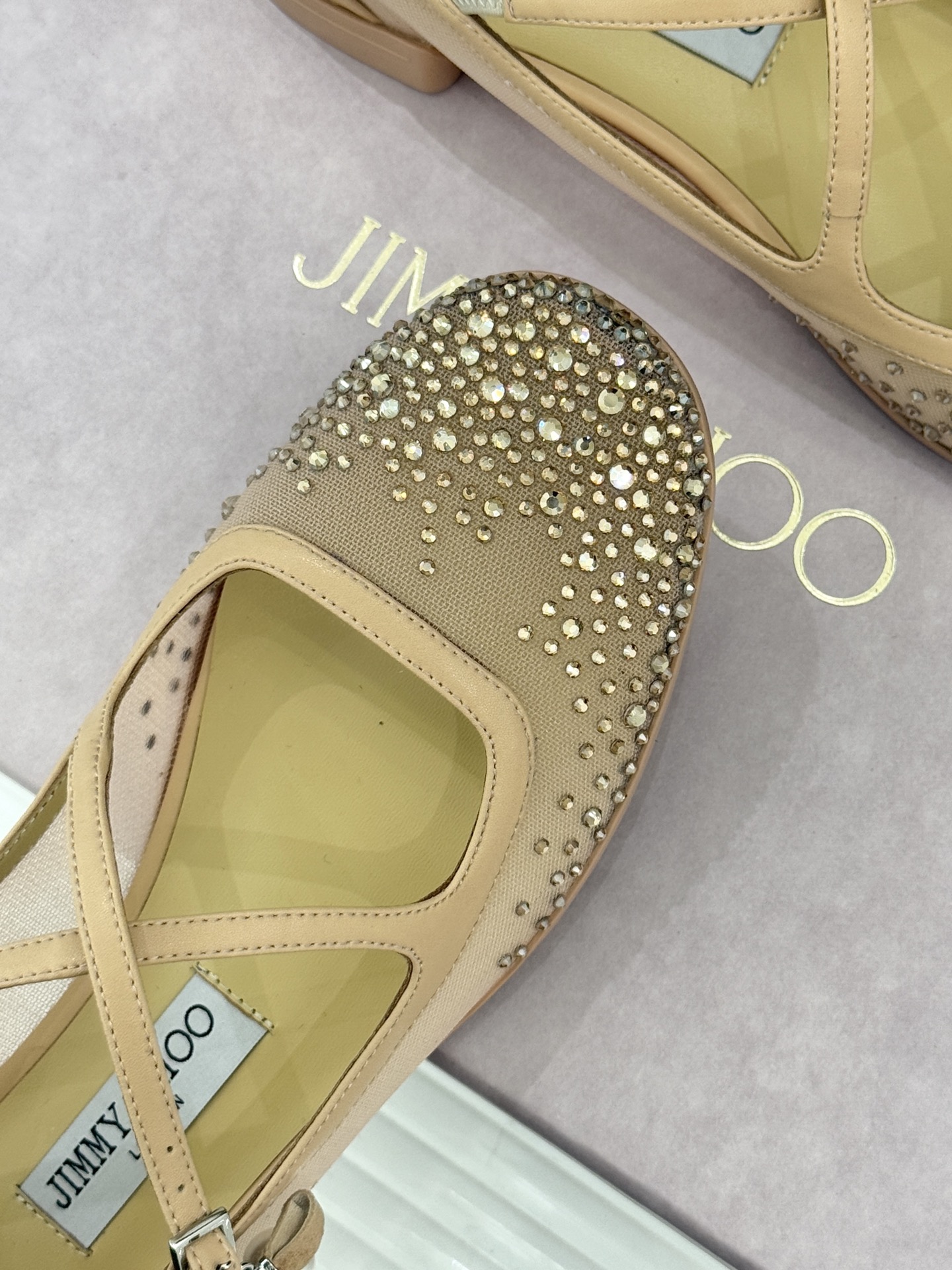 Jimmy Choo/吉米周JC经典交叉带水钻网纱平底玛丽珍鞋回溯千禧热潮 定格精致锋芒以品牌标志性奢华