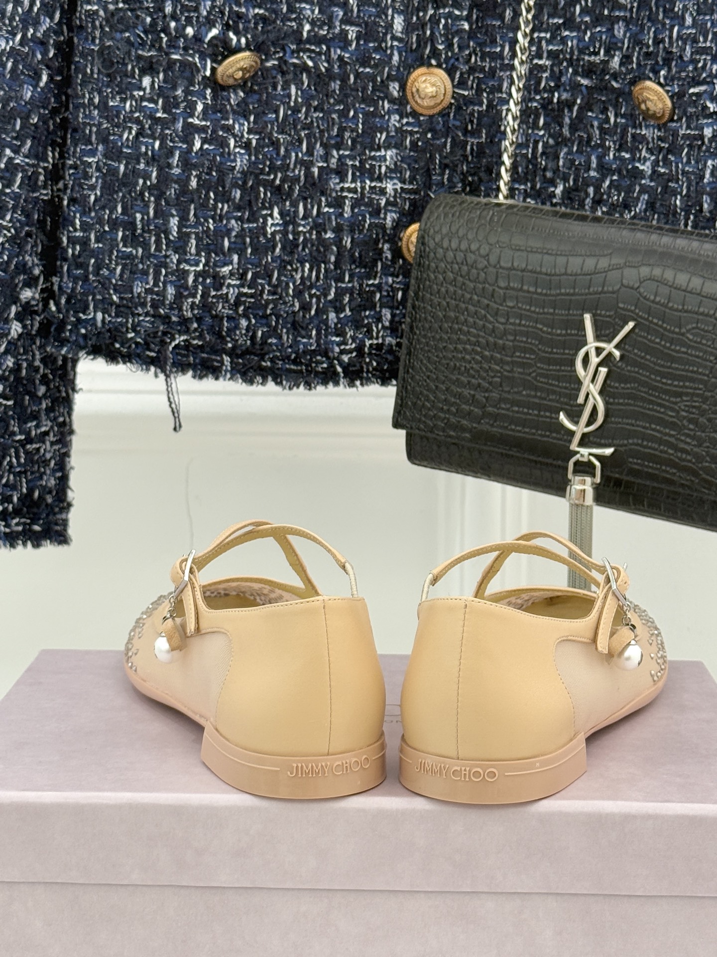 Jimmy Choo/吉米周JC经典交叉带水钻网纱平底玛丽珍鞋回溯千禧热潮 定格精致锋芒以品牌标志性奢华