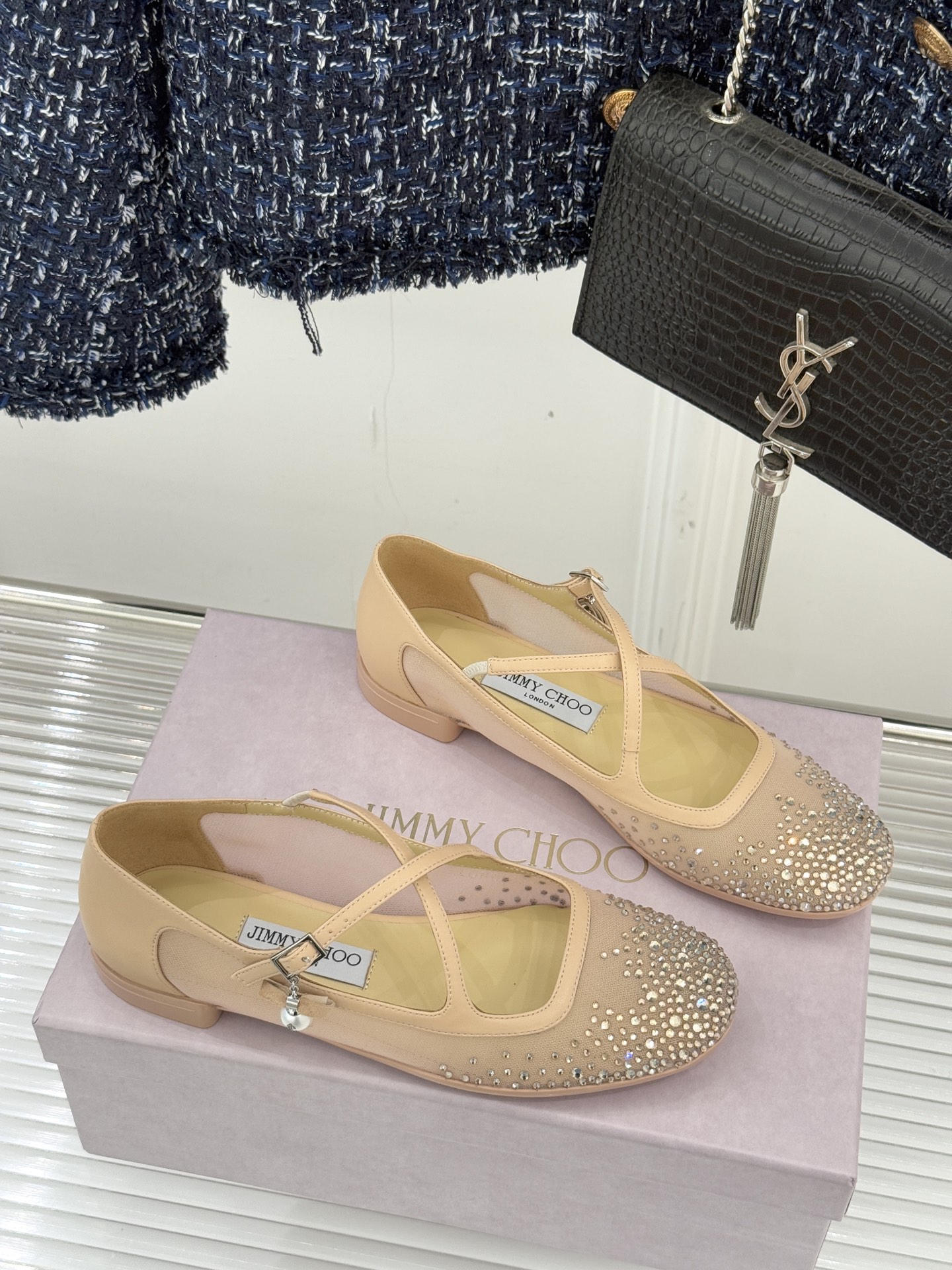 Jimmy Choo/吉米周JC经典交叉带水钻网纱平底玛丽珍鞋回溯千禧热潮 定格精致锋芒以品牌标志性奢华