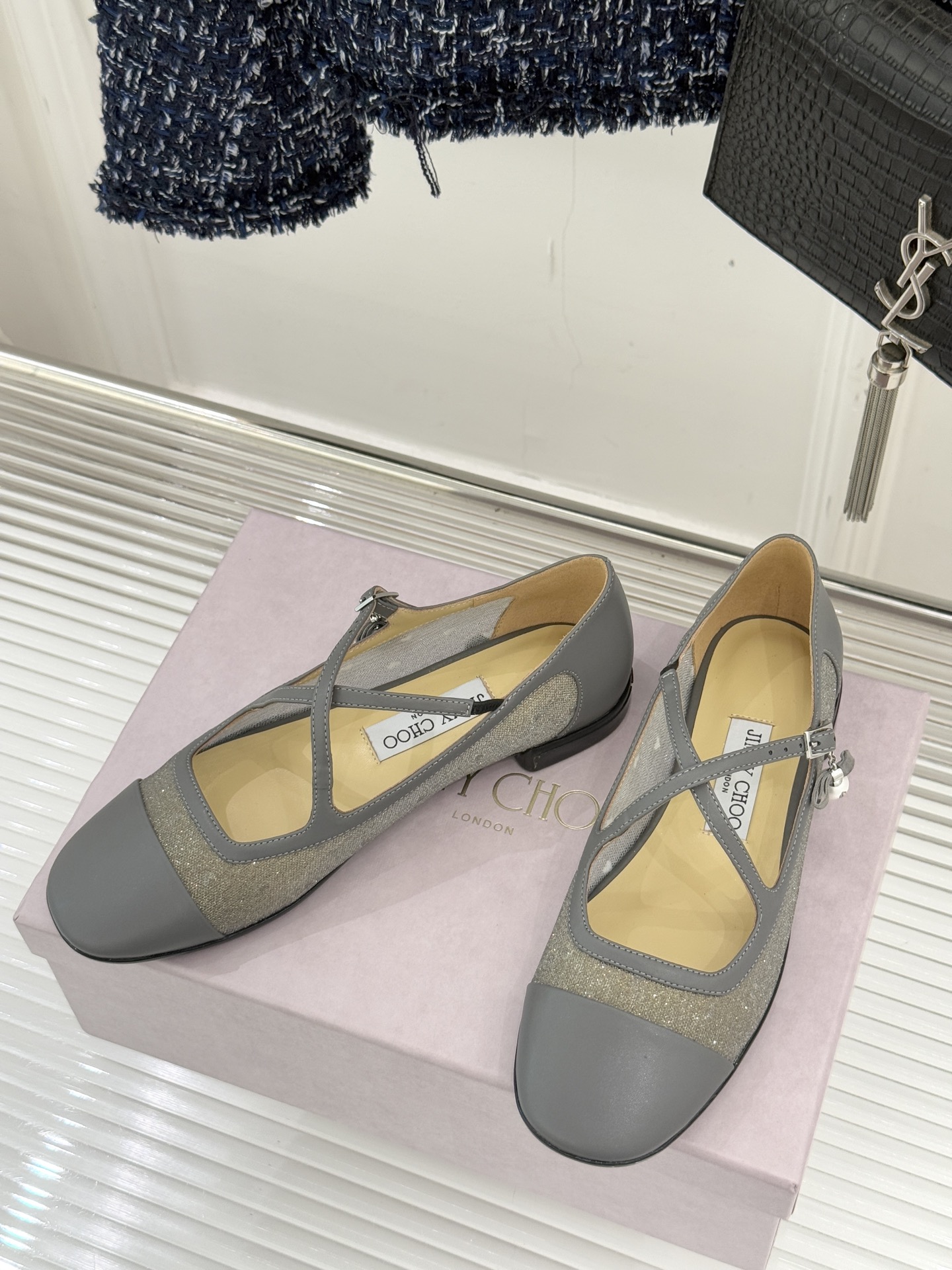 Jimmy Choo/吉米周JC经典交叉带水钻网纱平底玛丽珍鞋回溯千禧热潮 定格精致锋芒以品牌标志性奢华