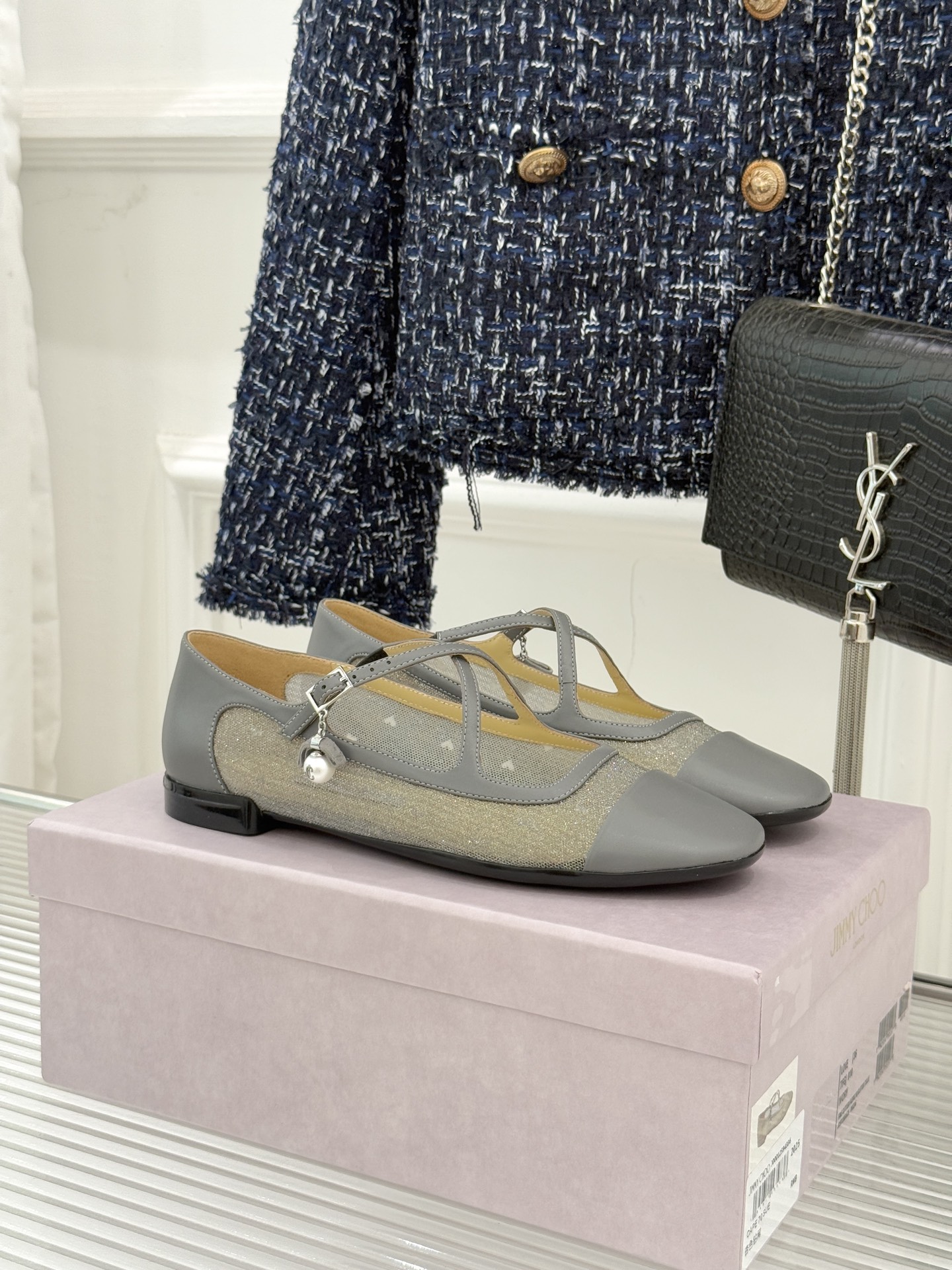 Jimmy Choo/吉米周JC经典交叉带水钻网纱平底玛丽珍鞋回溯千禧热潮 定格精致锋芒以品牌标志性奢华