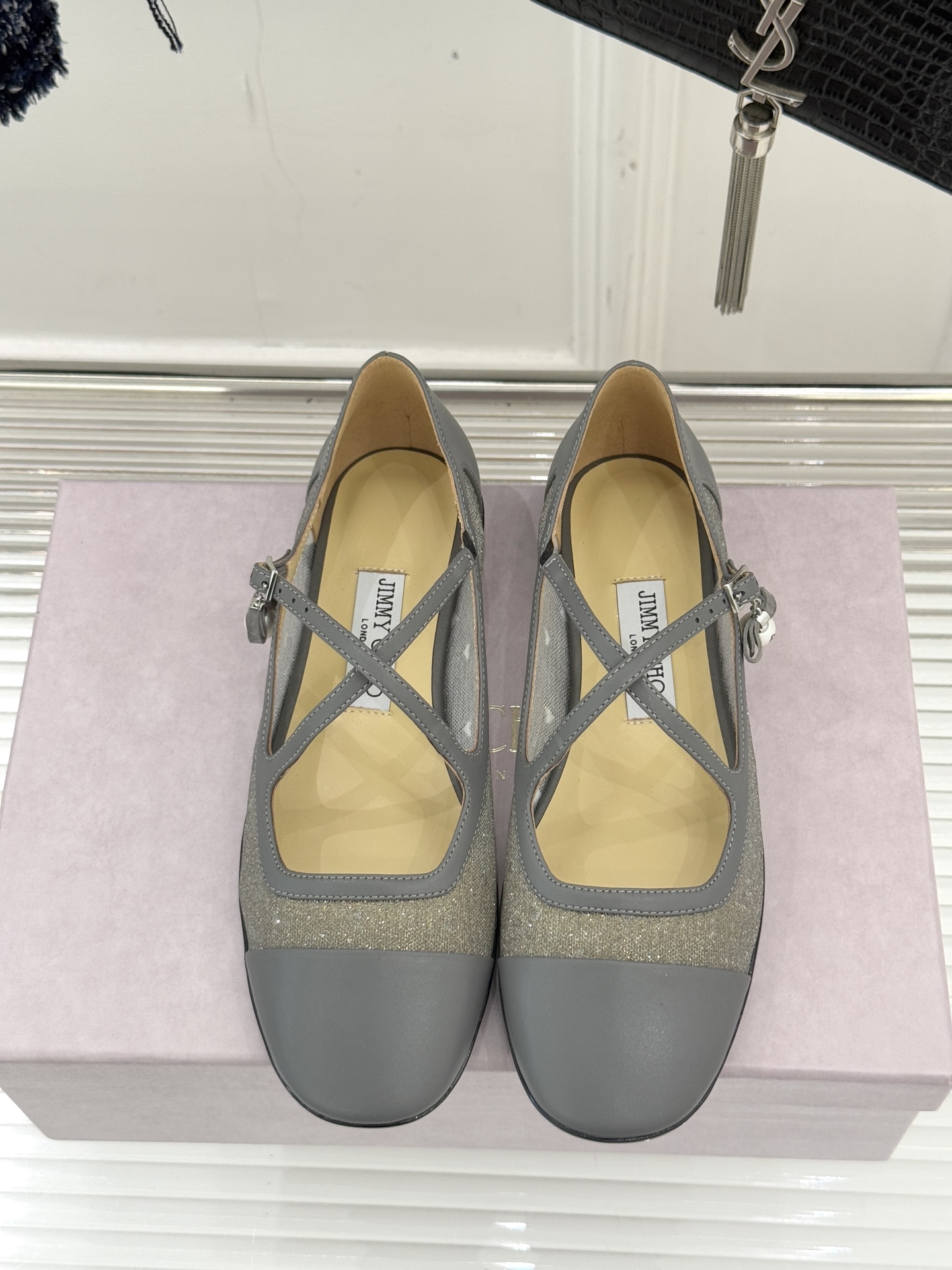 Jimmy Choo/吉米周JC经典交叉带水钻网纱平底玛丽珍鞋回溯千禧热潮 定格精致锋芒以品牌标志性奢华