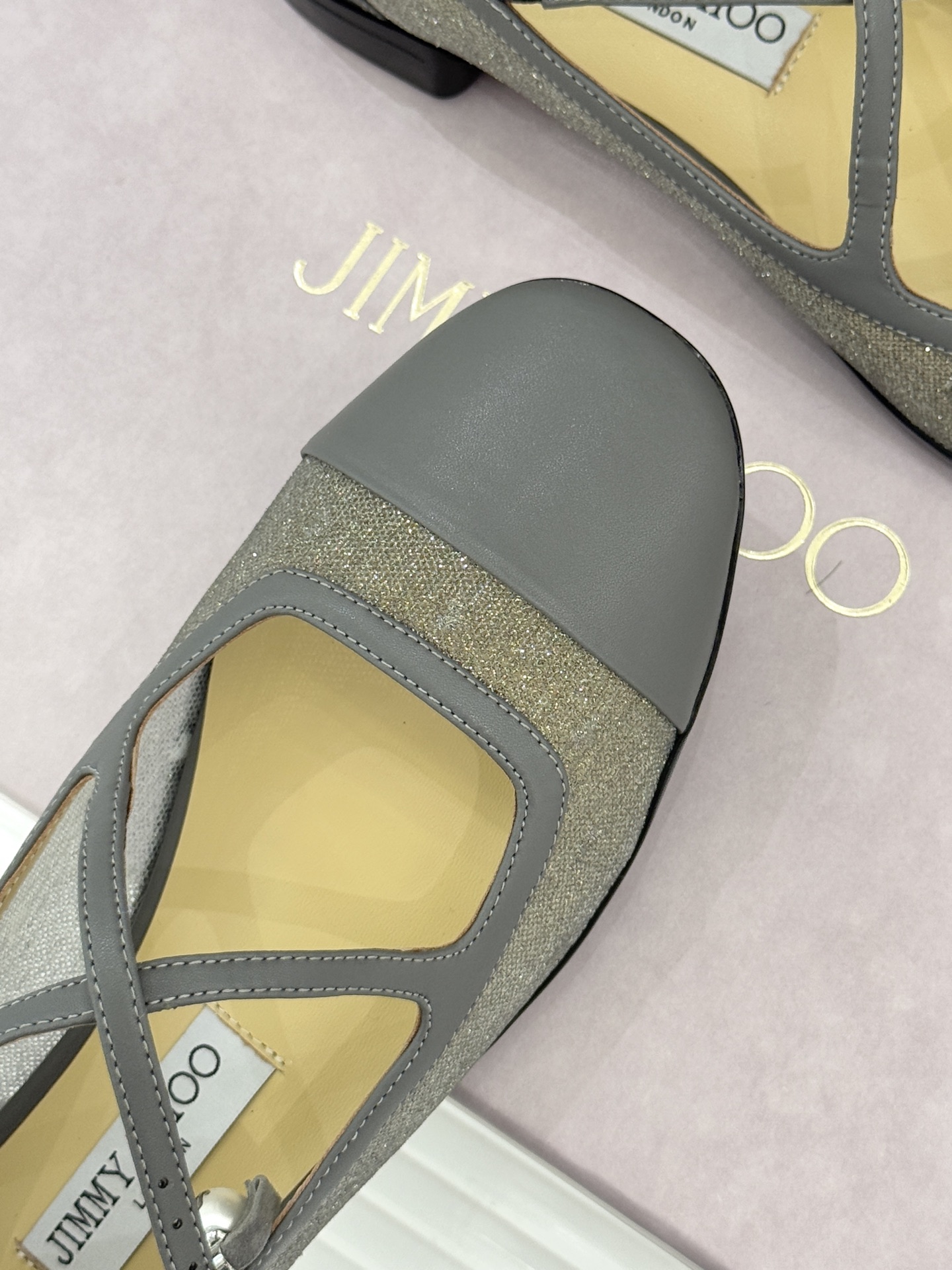 Jimmy Choo/吉米周JC经典交叉带水钻网纱平底玛丽珍鞋回溯千禧热潮 定格精致锋芒以品牌标志性奢华