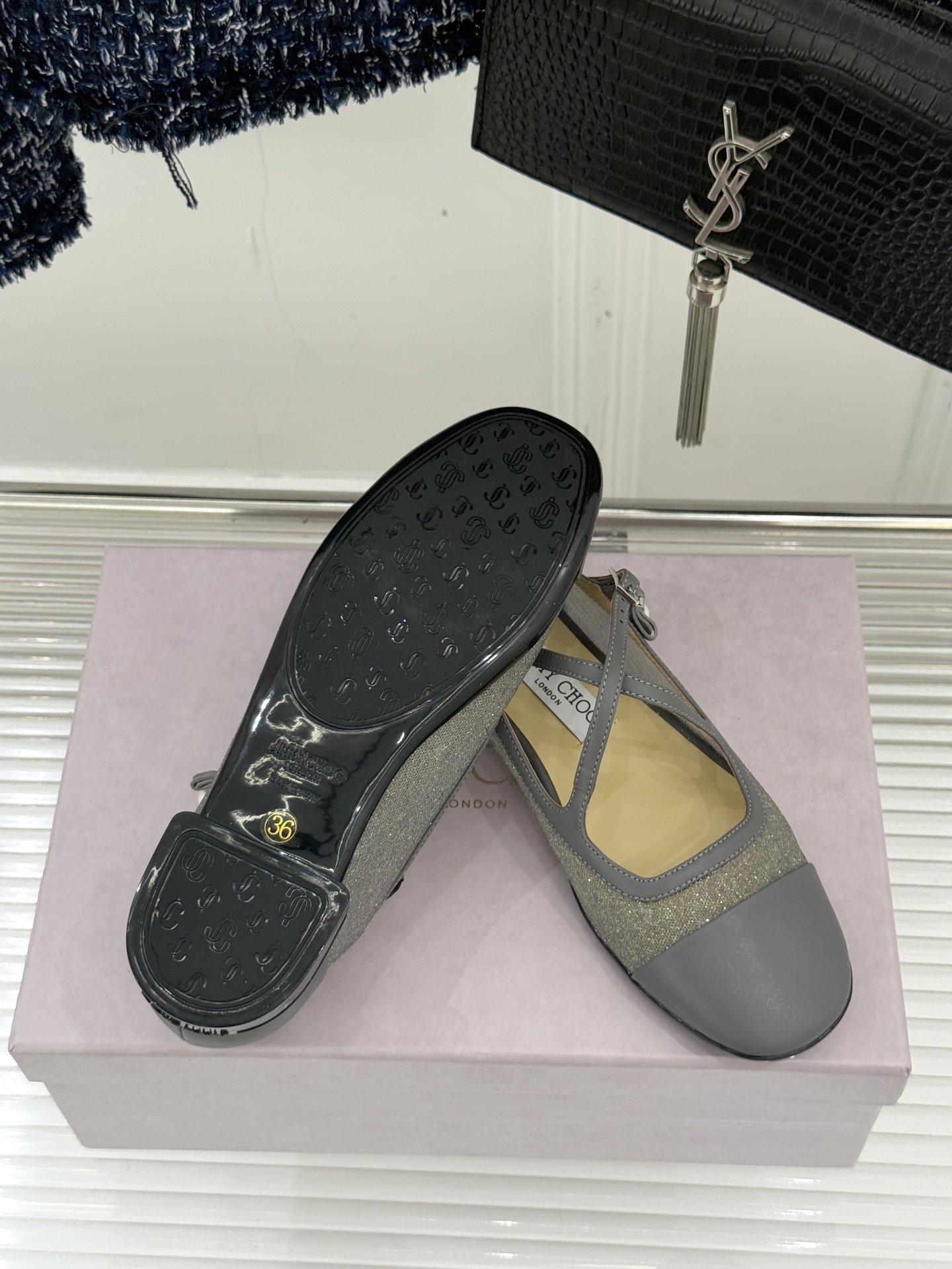Jimmy Choo/吉米周JC经典交叉带水钻网纱平底玛丽珍鞋回溯千禧热潮 定格精致锋芒以品牌标志性奢华