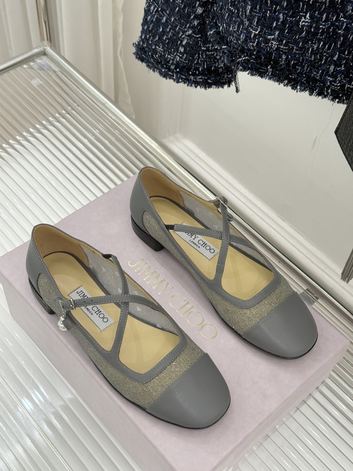 Jimmy Choo/吉米周JC经典交叉带水钻网纱平底玛丽珍鞋回溯千禧热潮 定格精致锋芒以品牌标志性奢华