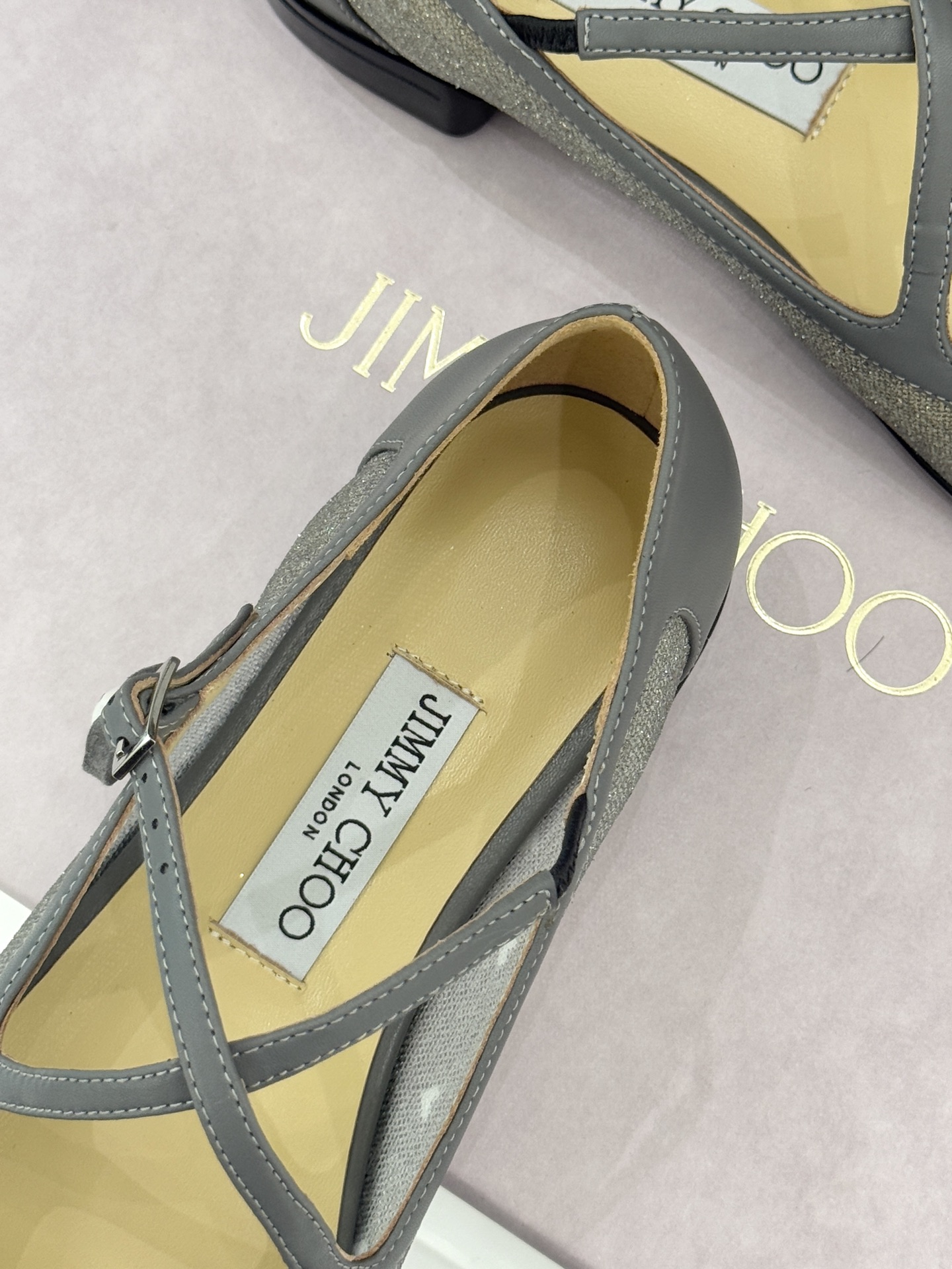 Jimmy Choo/吉米周JC经典交叉带水钻网纱平底玛丽珍鞋回溯千禧热潮 定格精致锋芒以品牌标志性奢华