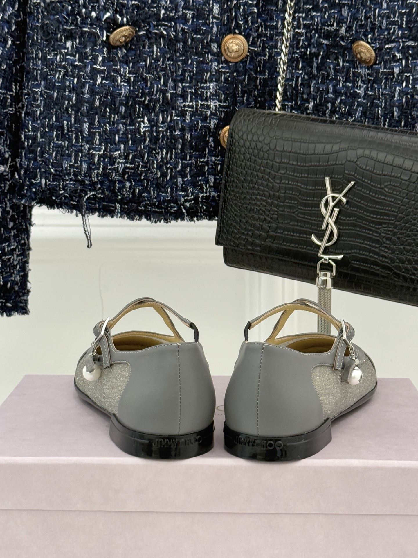 Jimmy Choo/吉米周JC经典交叉带水钻网纱平底玛丽珍鞋回溯千禧热潮 定格精致锋芒以品牌标志性奢华