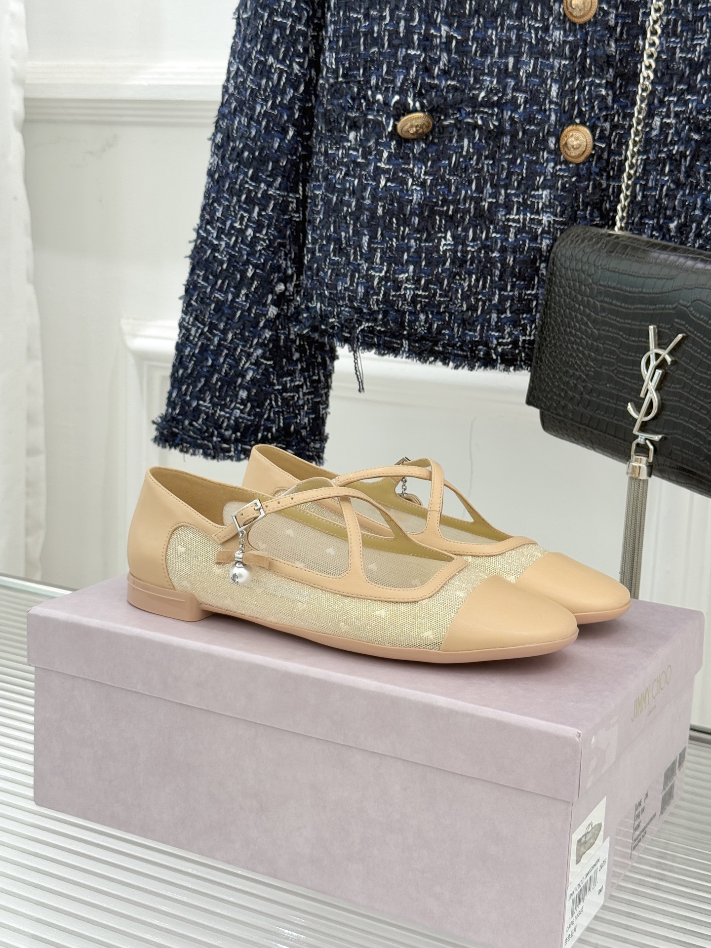 Jimmy Choo/吉米周JC经典交叉带水钻网纱平底玛丽珍鞋回溯千禧热潮 定格精致锋芒以品牌标志性奢华