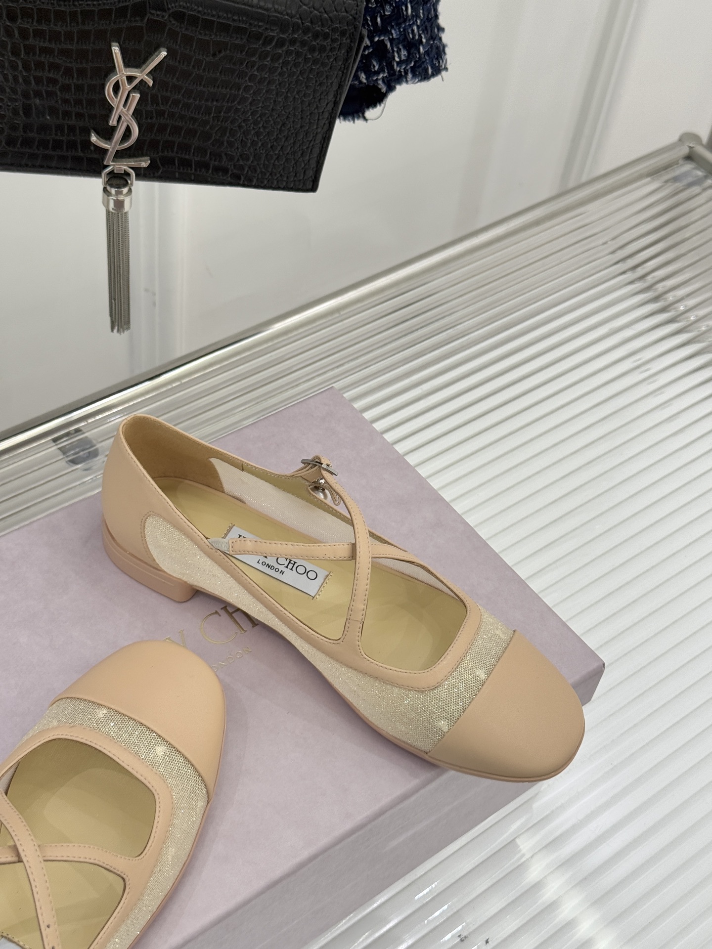 Jimmy Choo/吉米周JC经典交叉带水钻网纱平底玛丽珍鞋回溯千禧热潮 定格精致锋芒以品牌标志性奢华