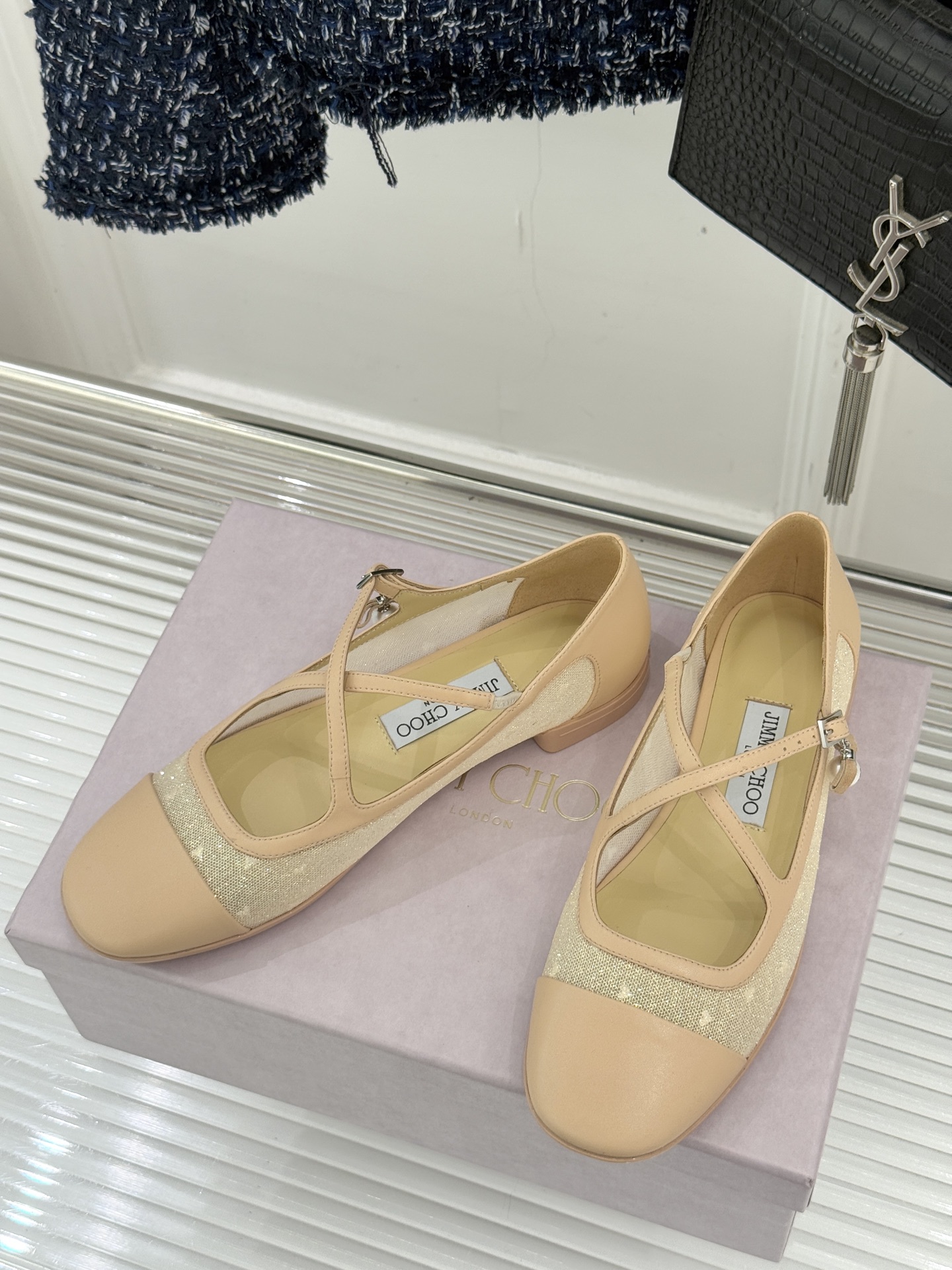 Jimmy Choo/吉米周JC经典交叉带水钻网纱平底玛丽珍鞋回溯千禧热潮 定格精致锋芒以品牌标志性奢华