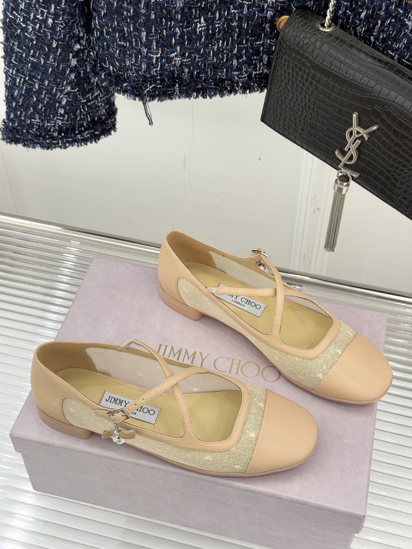 Jimmy Choo/吉米周JC经典交叉带水钻网纱平底玛丽珍鞋回溯千禧热潮 定格精致锋芒以品牌标志性奢华