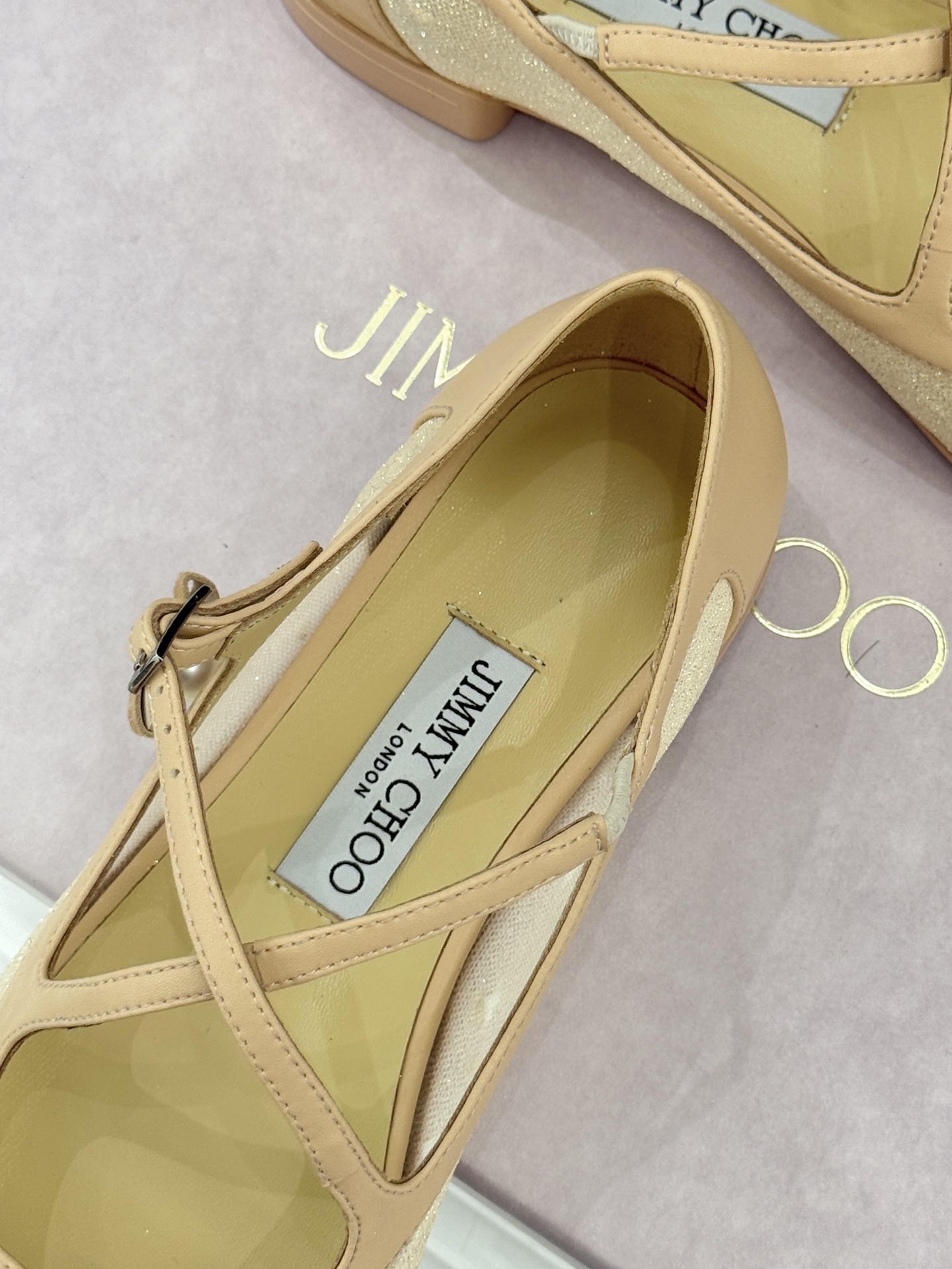 Jimmy Choo/吉米周JC经典交叉带水钻网纱平底玛丽珍鞋回溯千禧热潮 定格精致锋芒以品牌标志性奢华