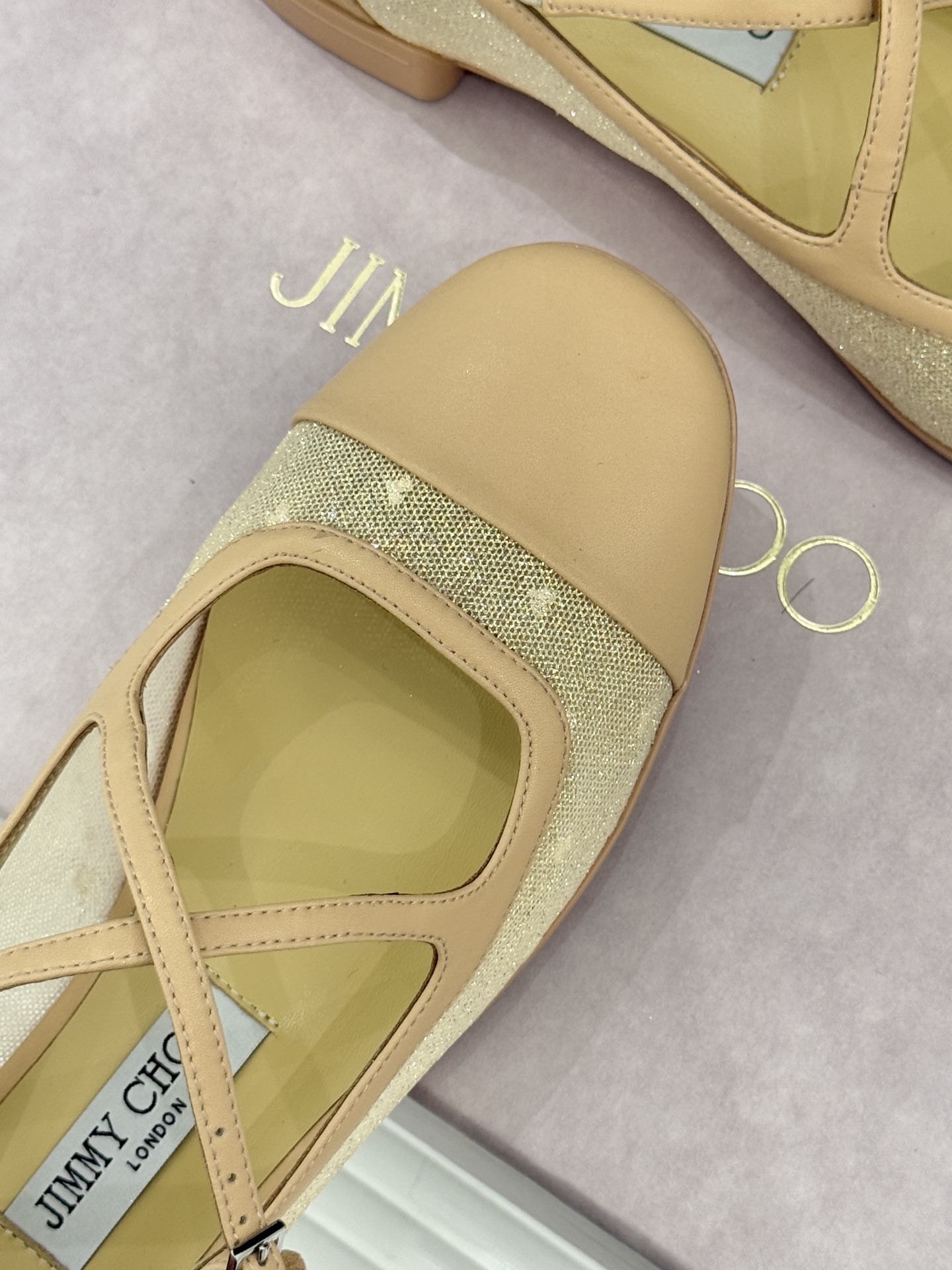 Jimmy Choo/吉米周JC经典交叉带水钻网纱平底玛丽珍鞋回溯千禧热潮 定格精致锋芒以品牌标志性奢华