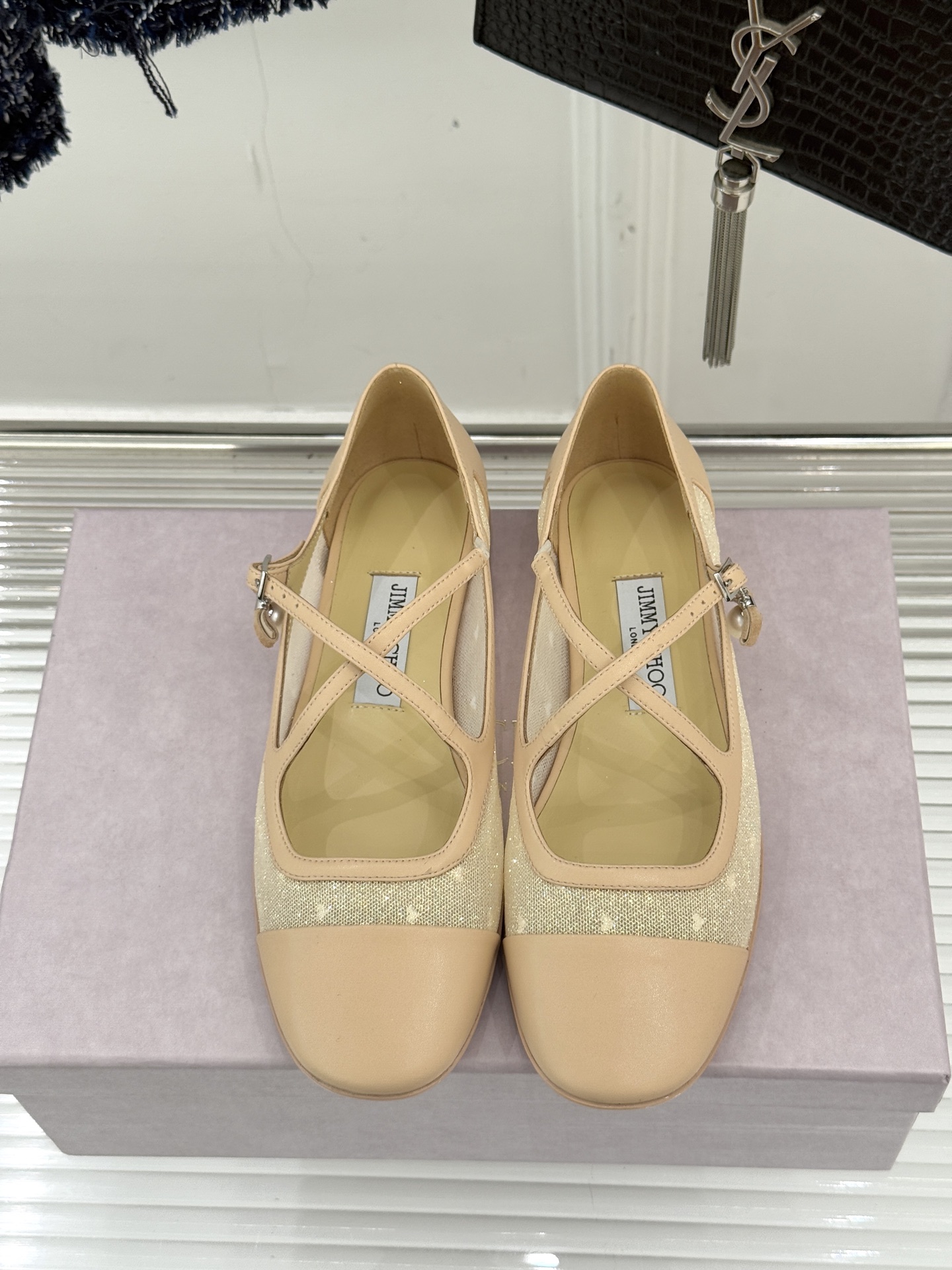 Jimmy Choo/吉米周JC经典交叉带水钻网纱平底玛丽珍鞋回溯千禧热潮 定格精致锋芒以品牌标志性奢华
