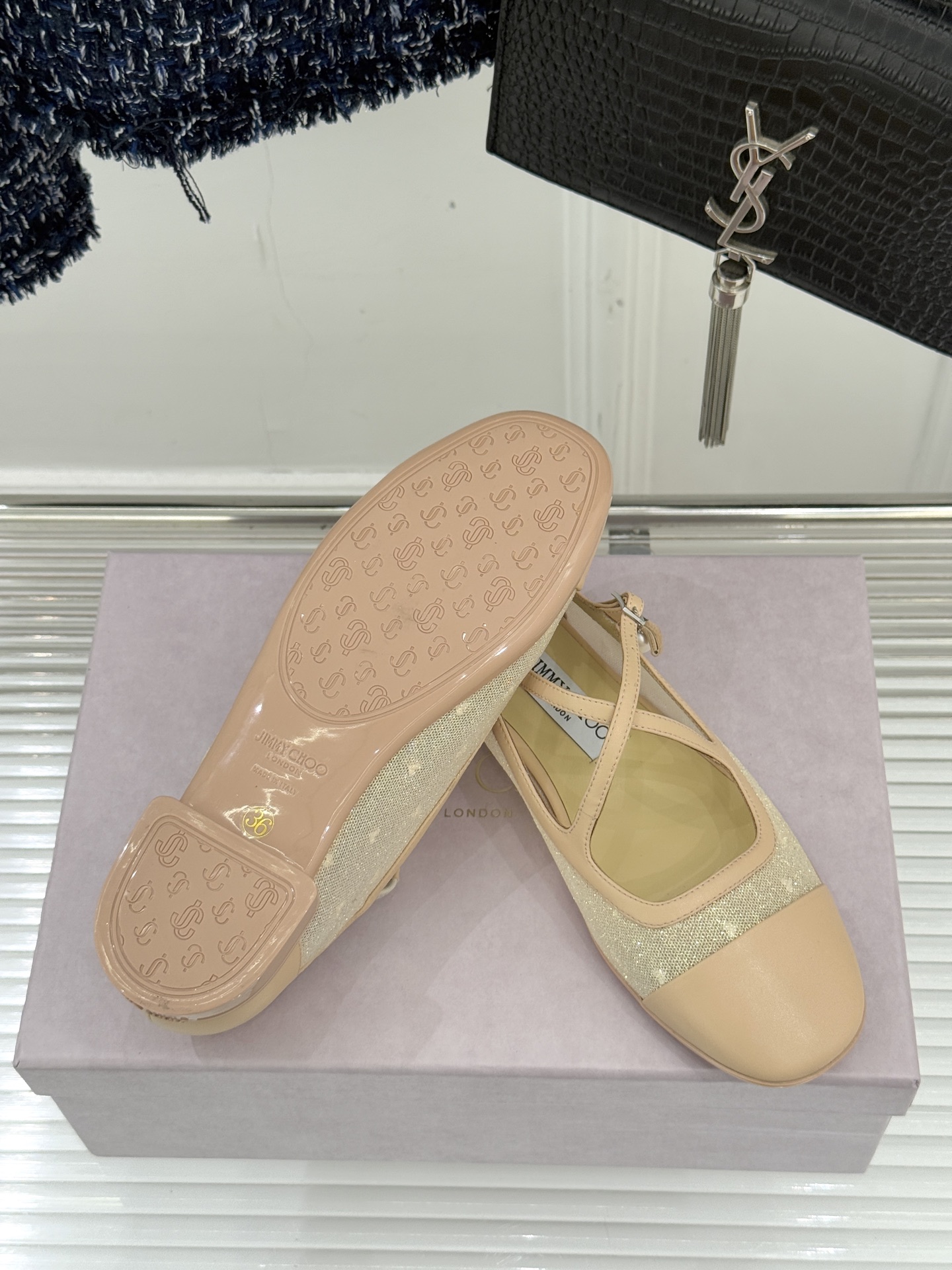 Jimmy Choo/吉米周JC经典交叉带水钻网纱平底玛丽珍鞋回溯千禧热潮 定格精致锋芒以品牌标志性奢华