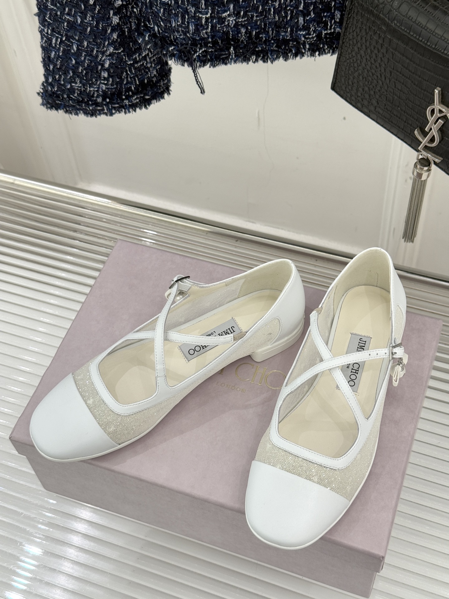 Jimmy Choo/吉米周JC经典交叉带水钻网纱平底玛丽珍鞋回溯千禧热潮 定格精致锋芒以品牌标志性奢华