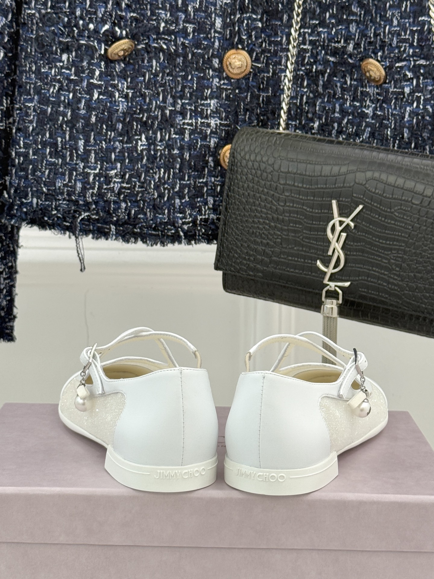 Jimmy Choo/吉米周JC经典交叉带水钻网纱平底玛丽珍鞋回溯千禧热潮 定格精致锋芒以品牌标志性奢华