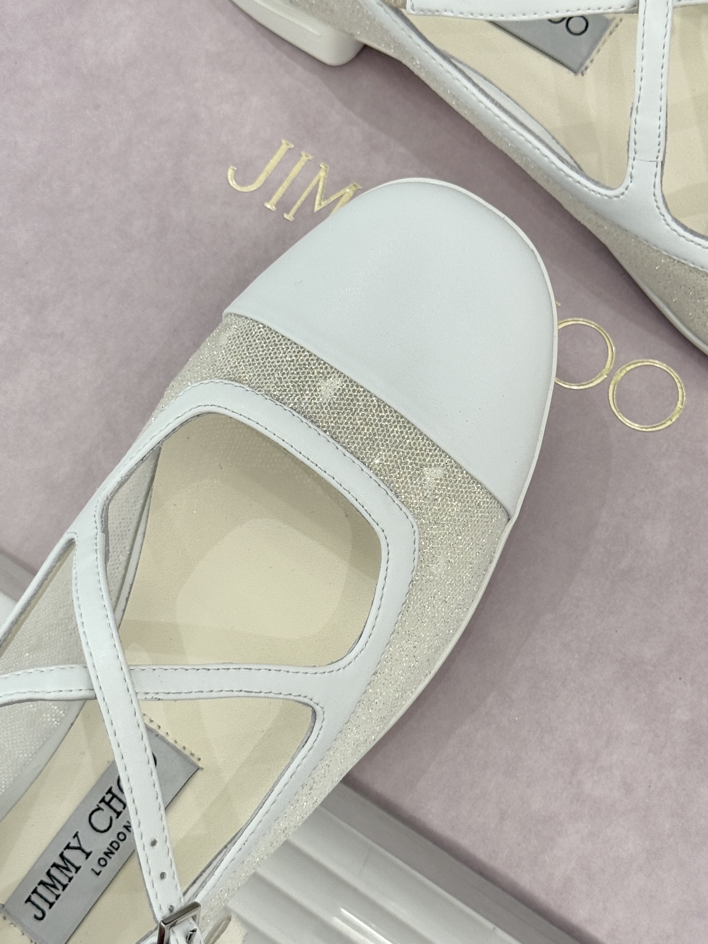 Jimmy Choo/吉米周JC经典交叉带水钻网纱平底玛丽珍鞋回溯千禧热潮 定格精致锋芒以品牌标志性奢华