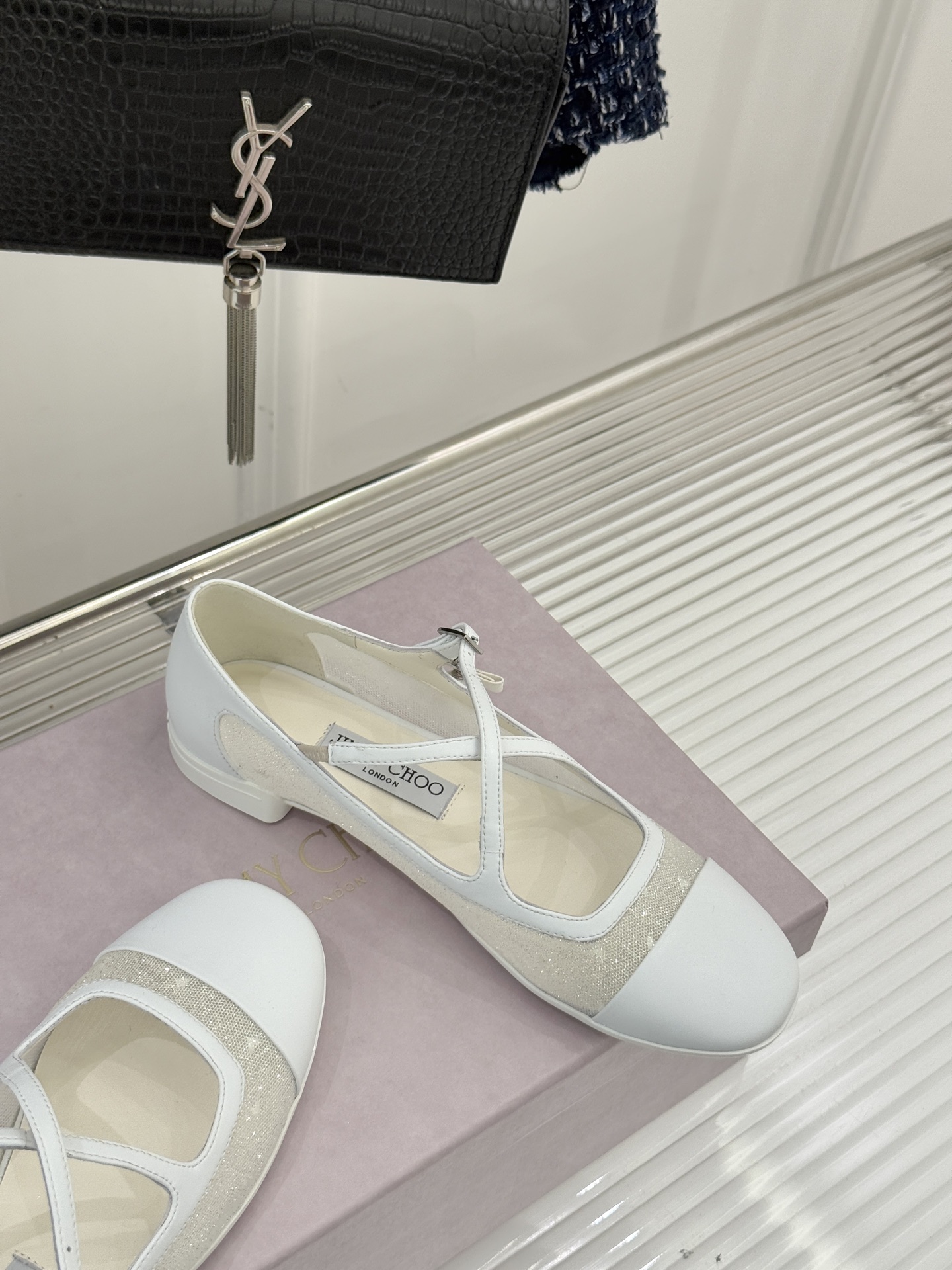 Jimmy Choo/吉米周JC经典交叉带水钻网纱平底玛丽珍鞋回溯千禧热潮 定格精致锋芒以品牌标志性奢华