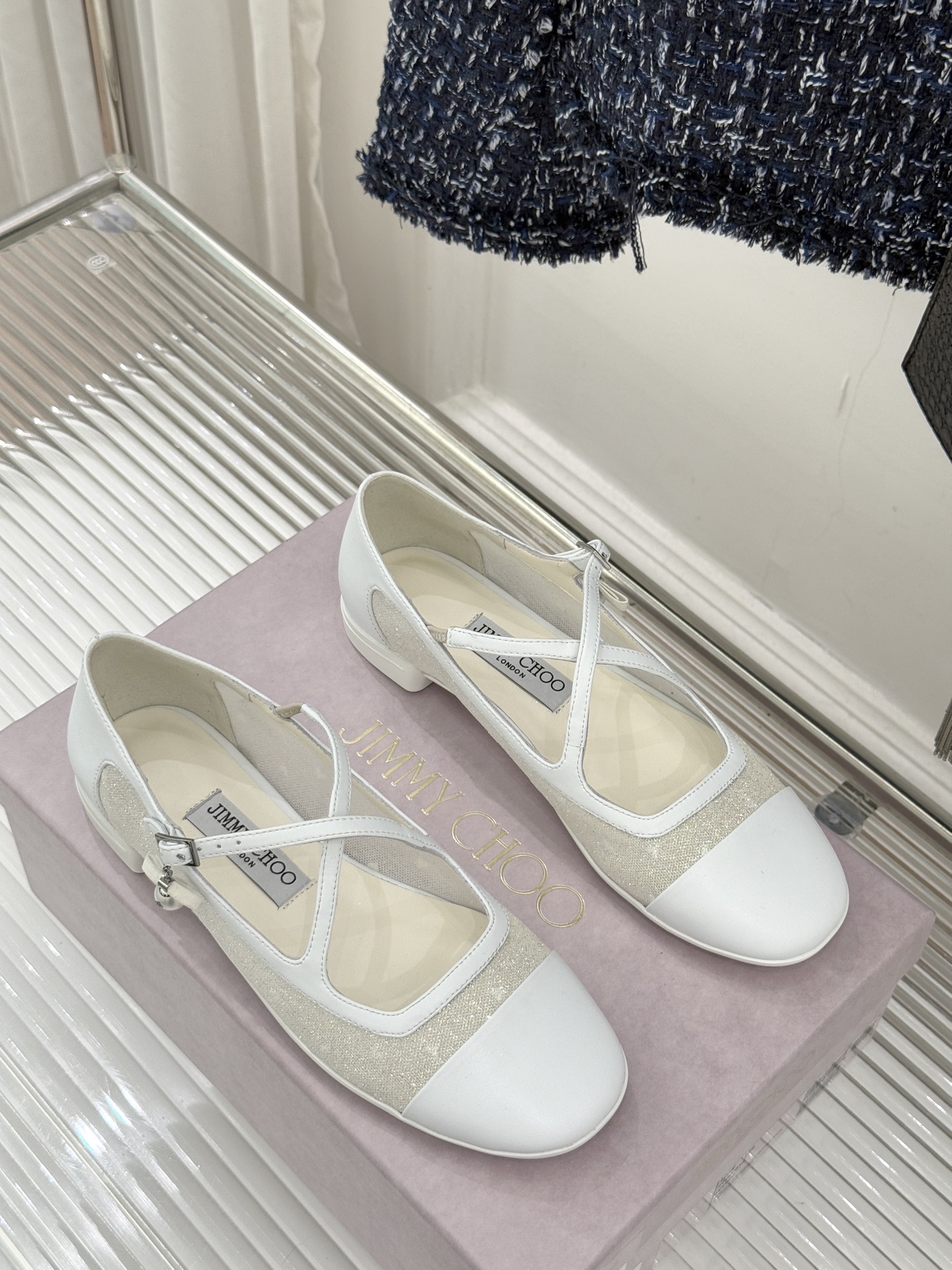 Jimmy Choo/吉米周JC经典交叉带水钻网纱平底玛丽珍鞋回溯千禧热潮 定格精致锋芒以品牌标志性奢华
