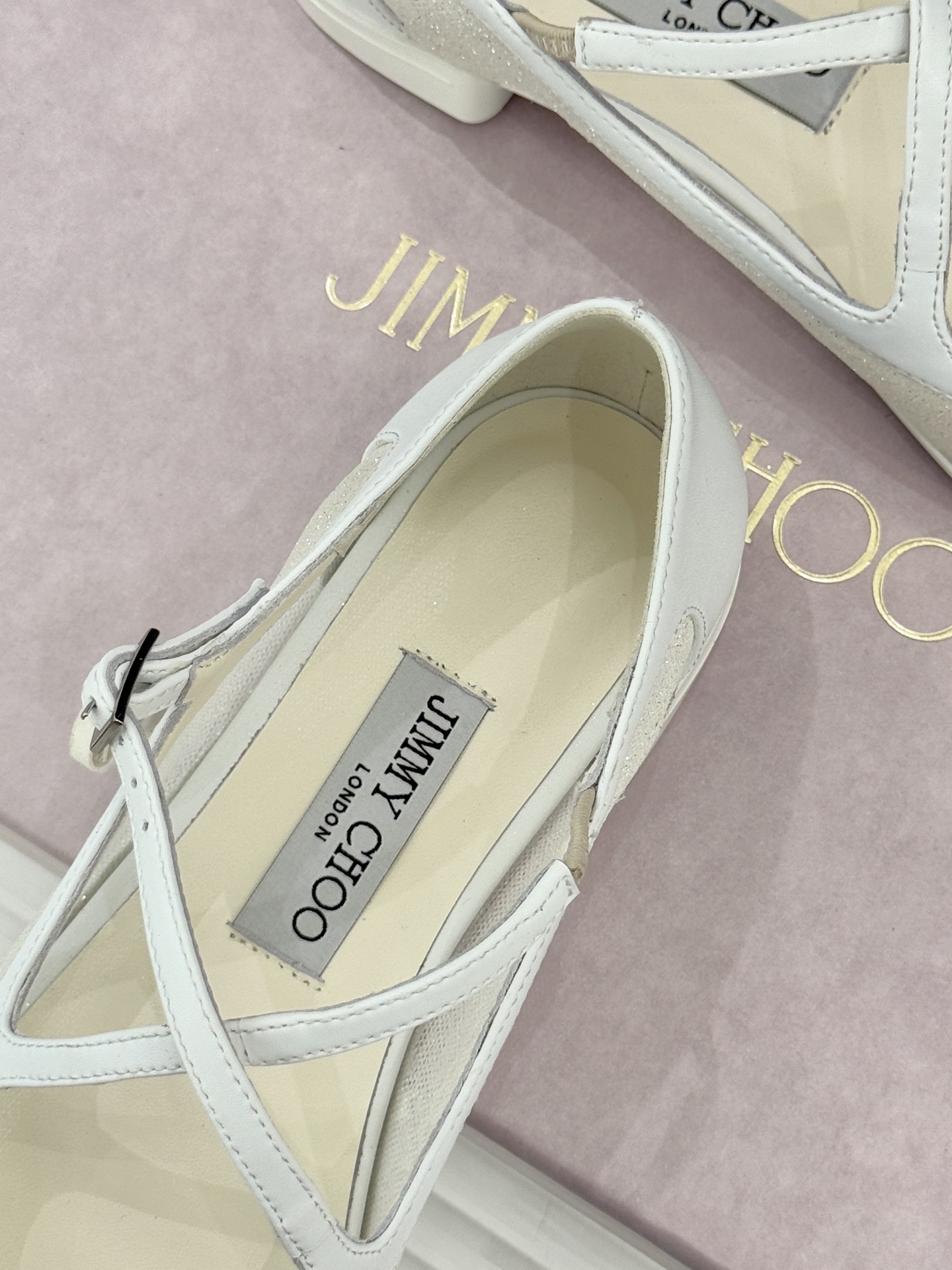 Jimmy Choo/吉米周JC经典交叉带水钻网纱平底玛丽珍鞋回溯千禧热潮 定格精致锋芒以品牌标志性奢华