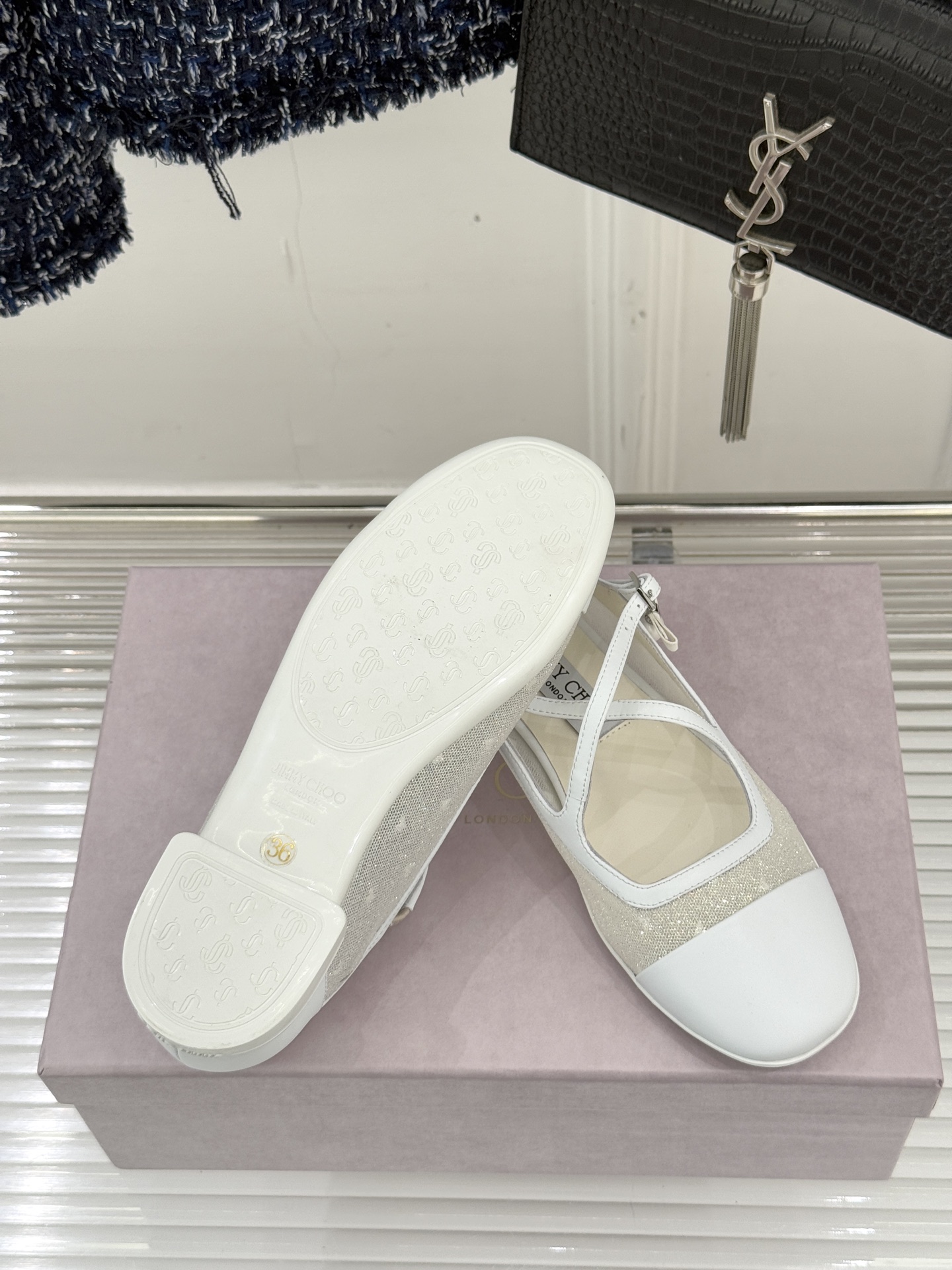 Jimmy Choo/吉米周JC经典交叉带水钻网纱平底玛丽珍鞋回溯千禧热潮 定格精致锋芒以品牌标志性奢华