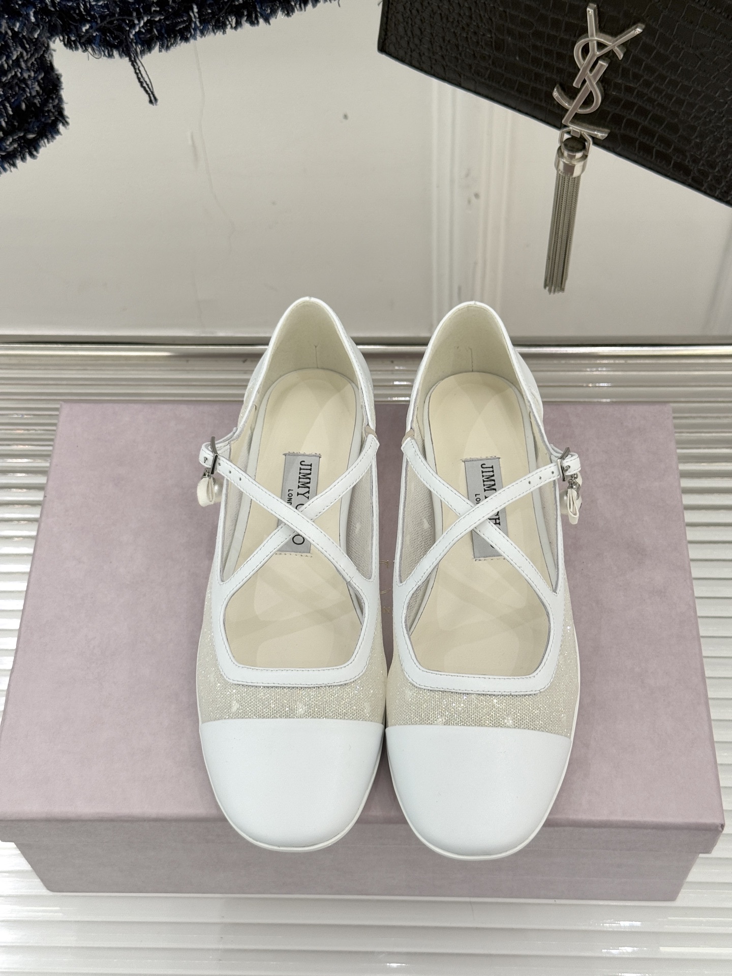 Jimmy Choo/吉米周JC经典交叉带水钻网纱平底玛丽珍鞋回溯千禧热潮 定格精致锋芒以品牌标志性奢华