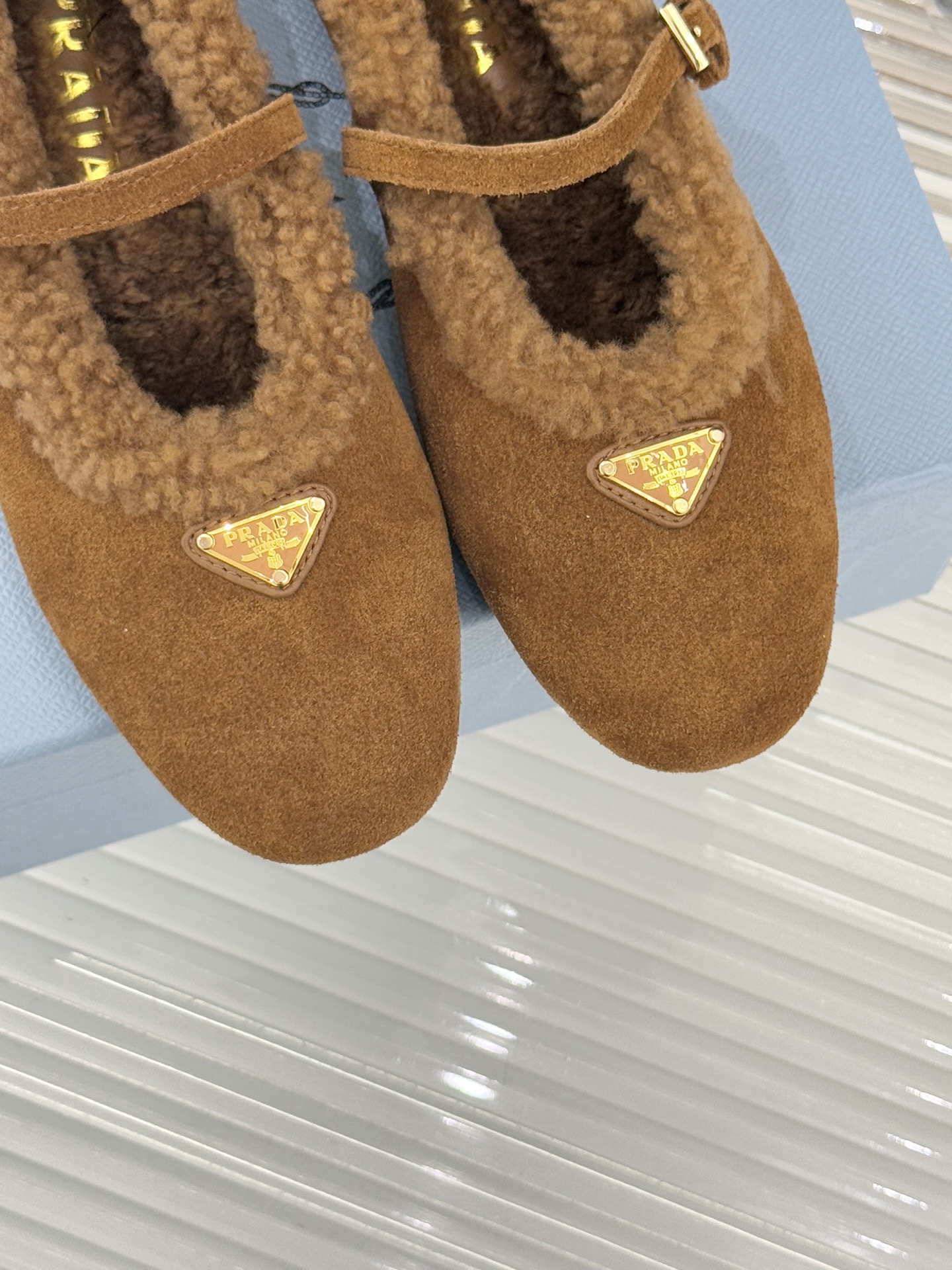 Prada/普拉达25WF新品复古三角标玛丽珍毛毛鞋以本能拥抱温暖 用经典对话摩登。将「亲密感与复古魂」