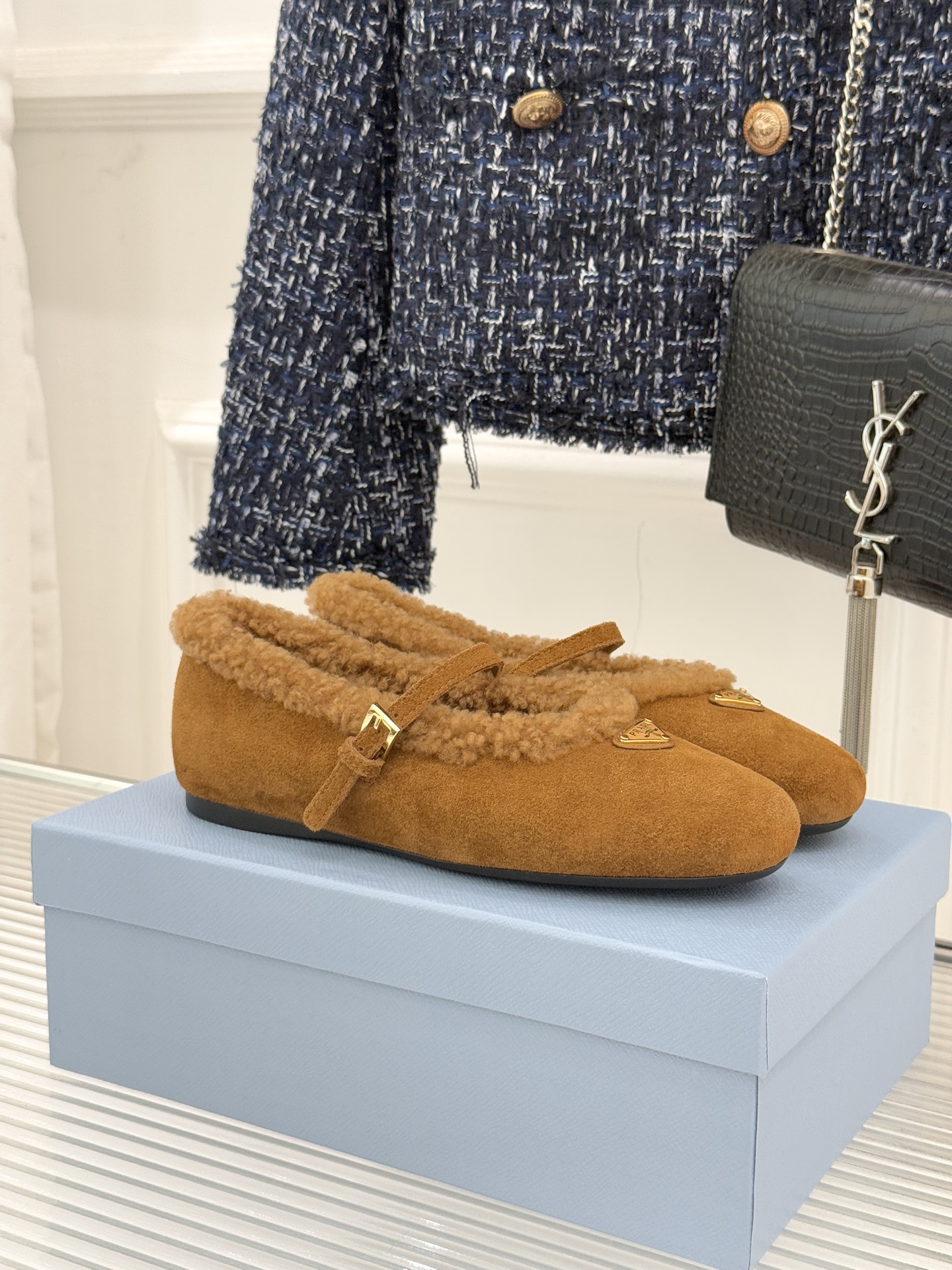 Prada/普拉达25WF新品复古三角标玛丽珍毛毛鞋以本能拥抱温暖 用经典对话摩登。将「亲密感与复古魂」