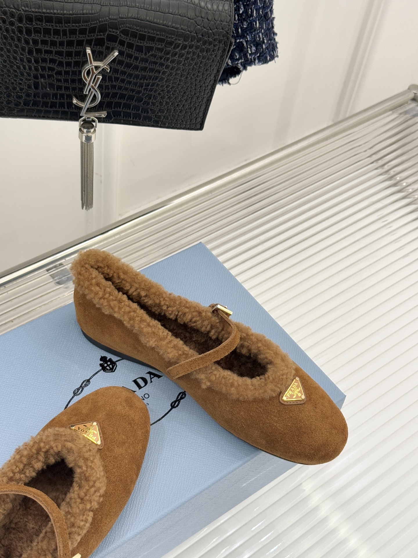 Prada/普拉达25WF新品复古三角标玛丽珍毛毛鞋以本能拥抱温暖 用经典对话摩登。将「亲密感与复古魂」