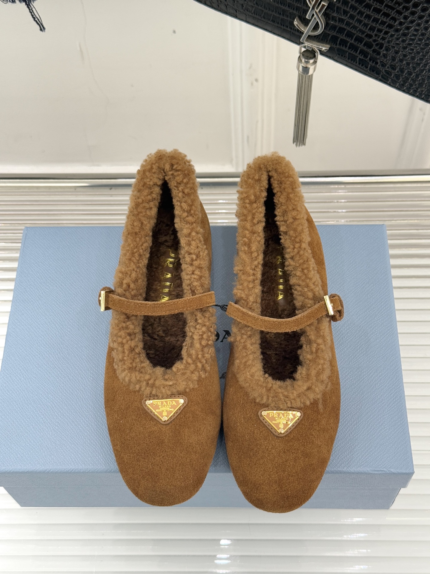 Prada/普拉达25WF新品复古三角标玛丽珍毛毛鞋以本能拥抱温暖 用经典对话摩登。将「亲密感与复古魂」
