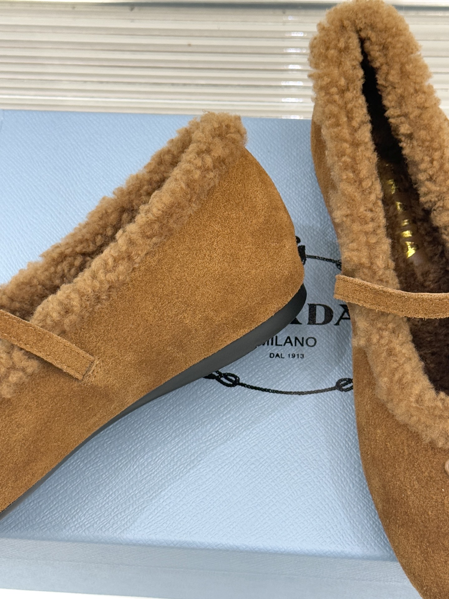 Prada/普拉达25WF新品复古三角标玛丽珍毛毛鞋以本能拥抱温暖 用经典对话摩登。将「亲密感与复古魂」