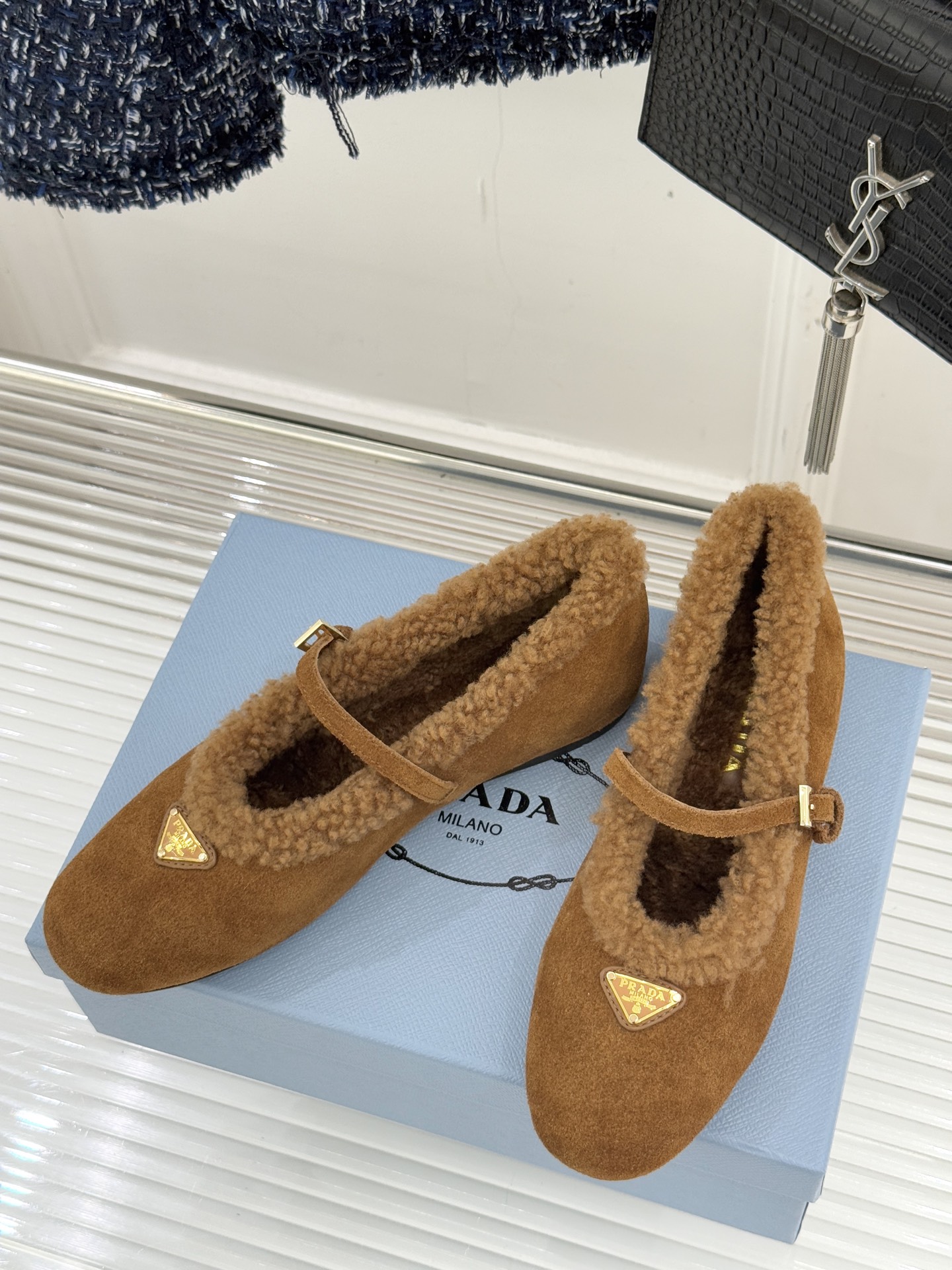 Prada/普拉达25WF新品复古三角标玛丽珍毛毛鞋以本能拥抱温暖 用经典对话摩登。将「亲密感与复古魂」