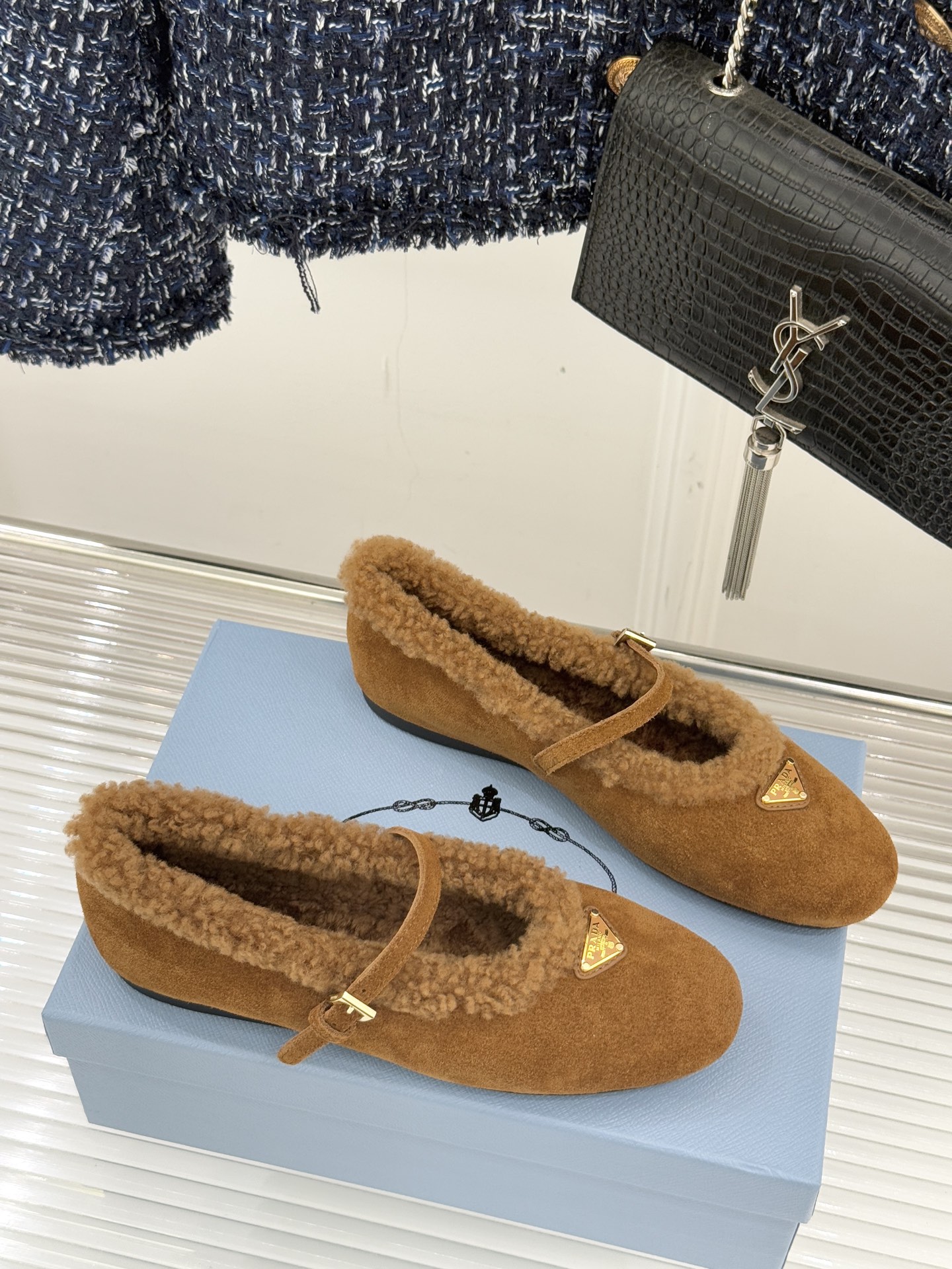 Prada/普拉达25WF新品复古三角标玛丽珍毛毛鞋以本能拥抱温暖 用经典对话摩登。将「亲密感与复古魂」